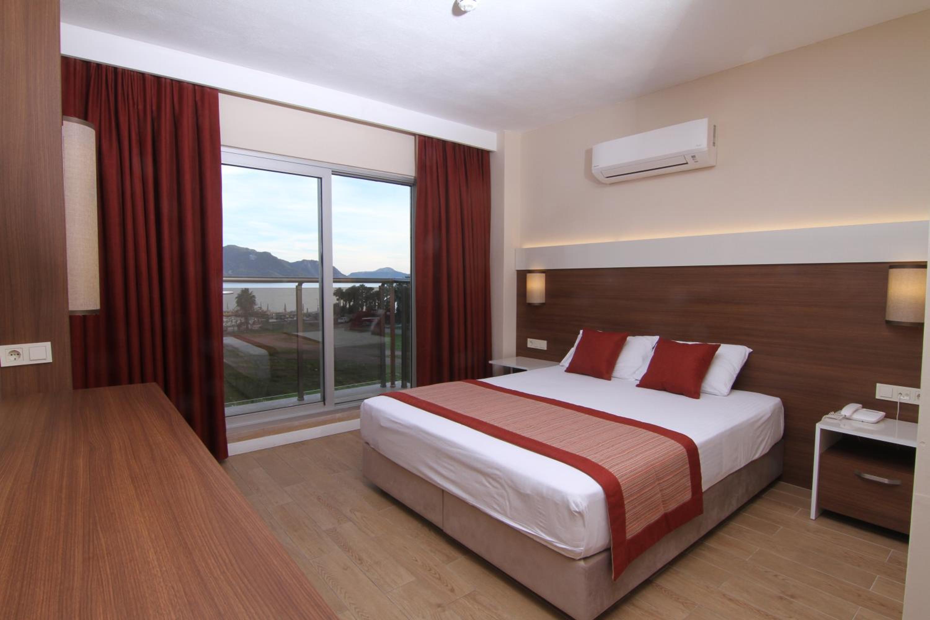 Family Room with Sea View - Photo 3