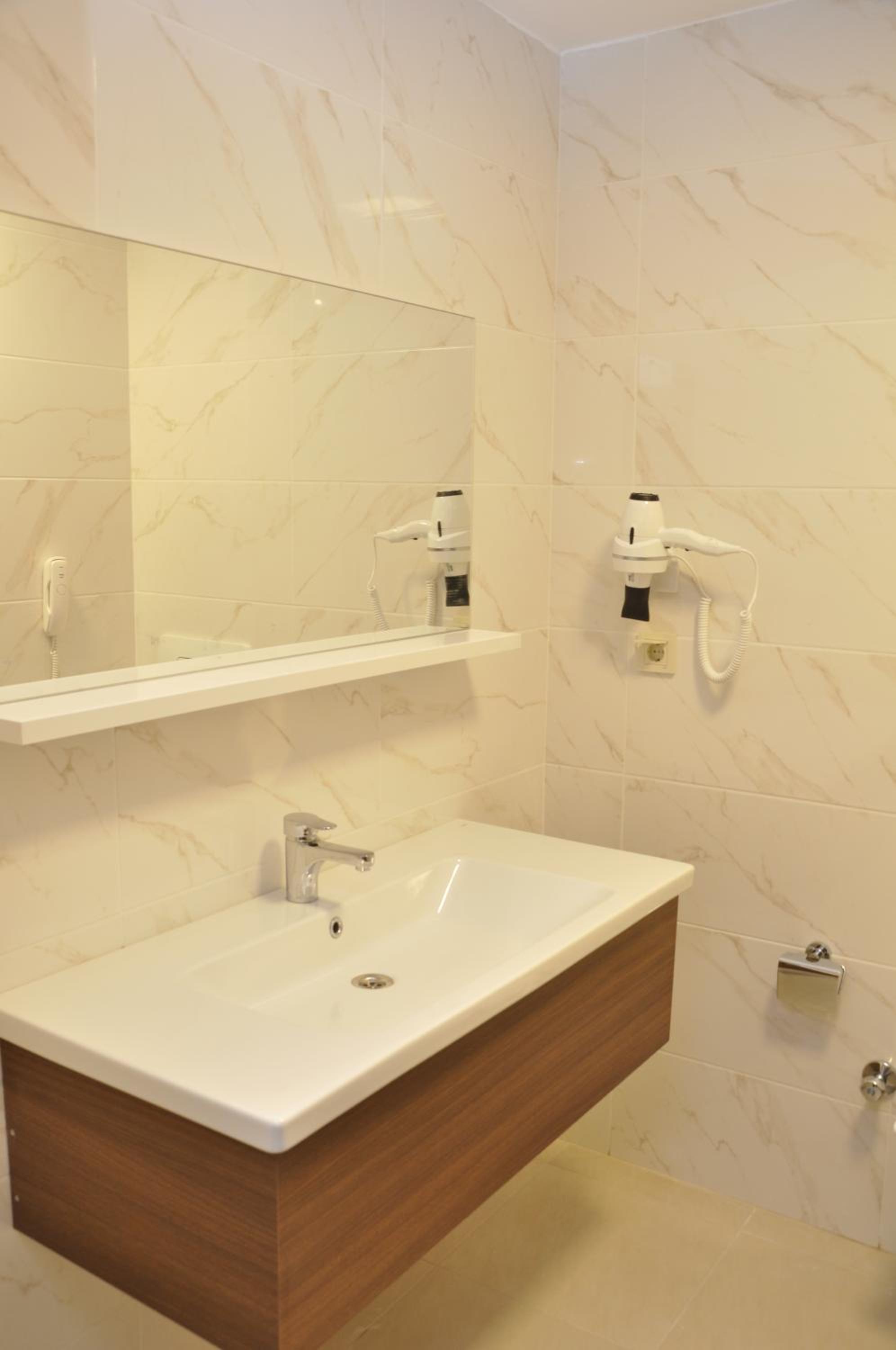 Triple Room with City View - Photo 6