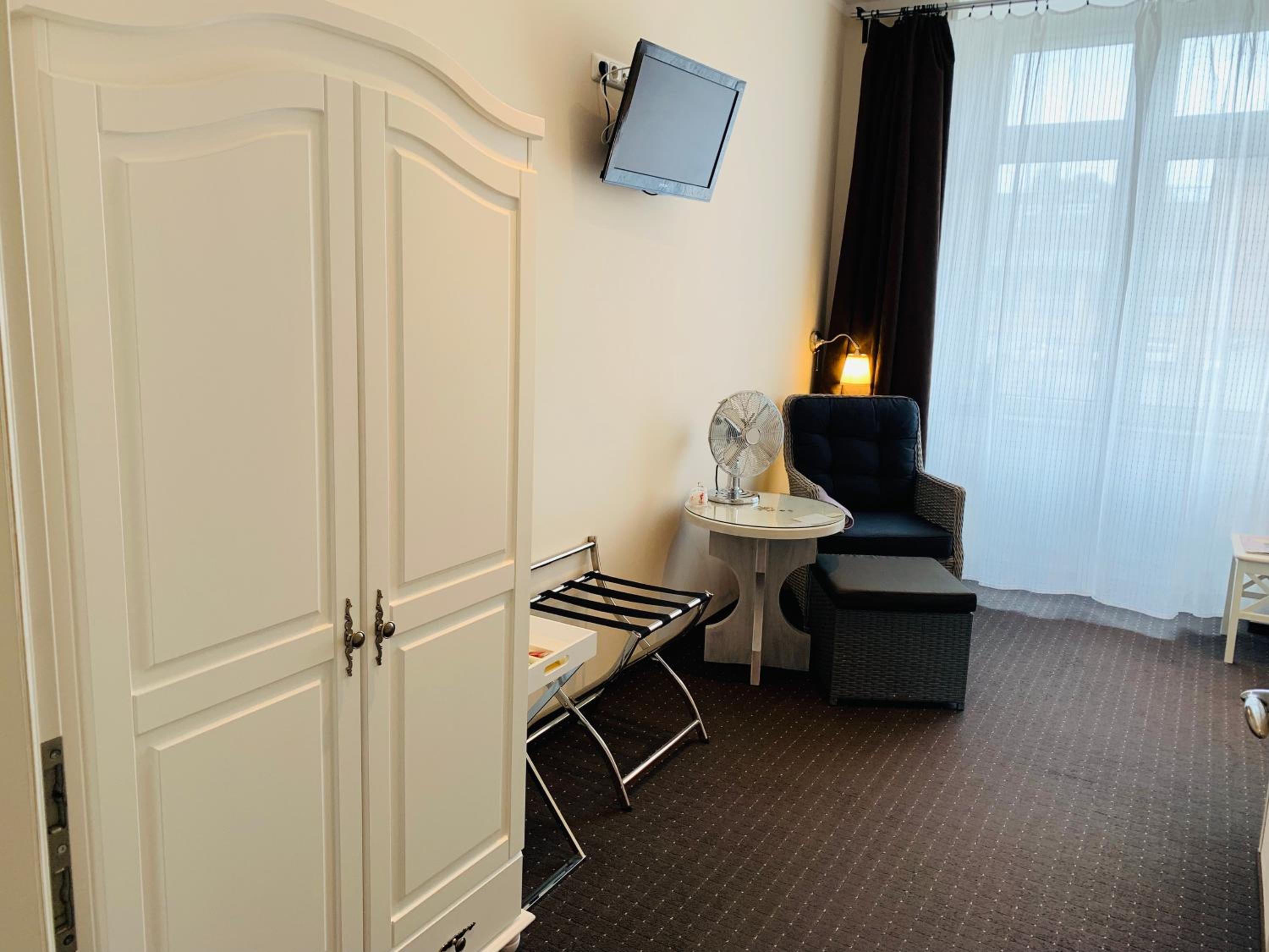 Single Room with Private Bathroom photo 3