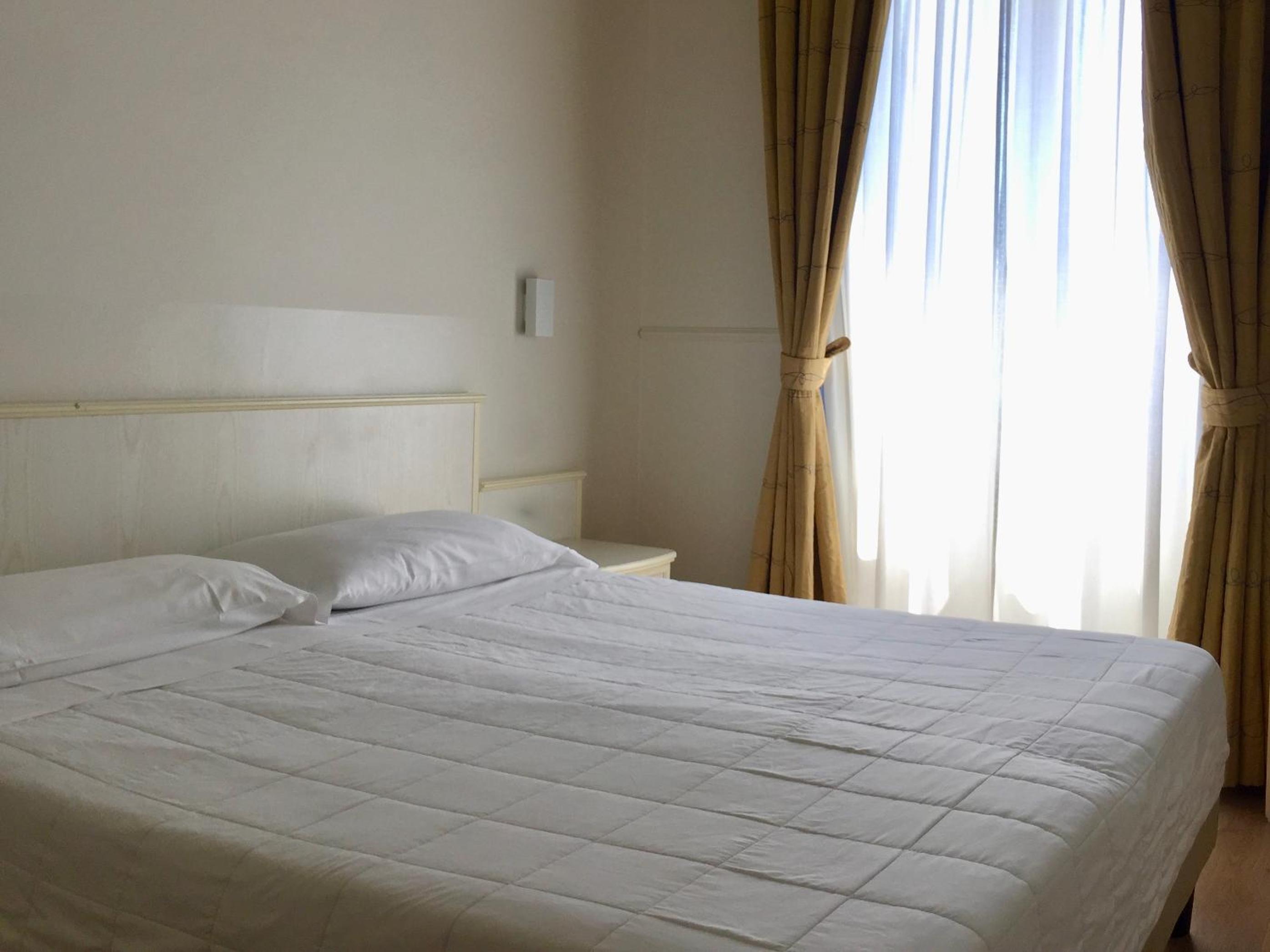 Standard Double or Twin Room - Photo 7