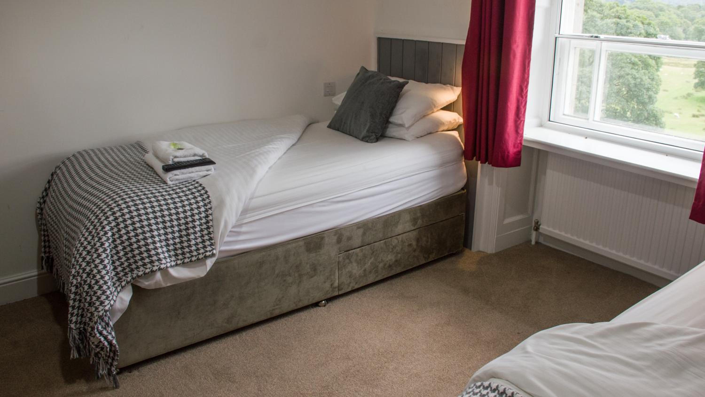 Twin Room with Lake View - Photo 1