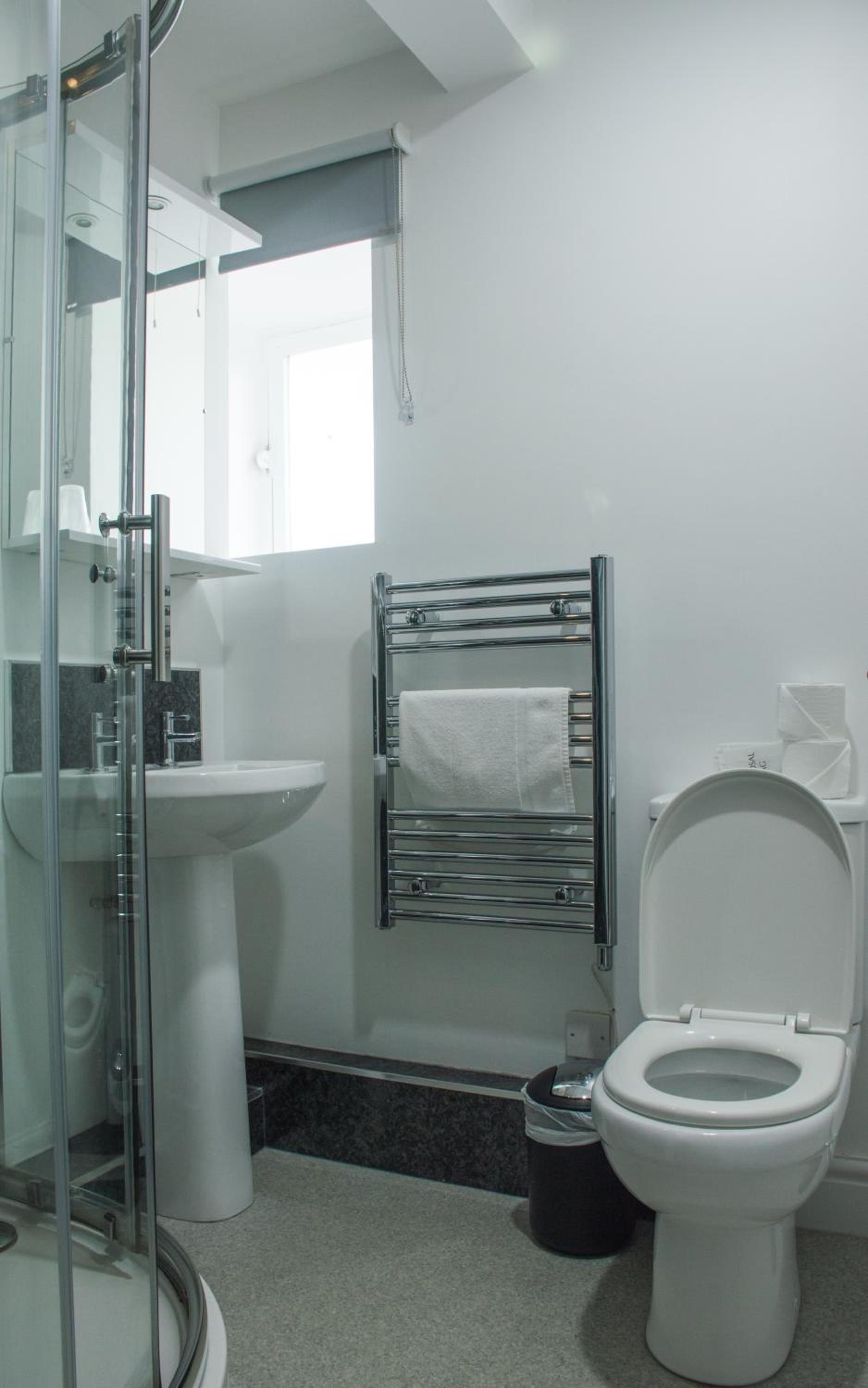 Standard Double or Twin Room - Photo 10