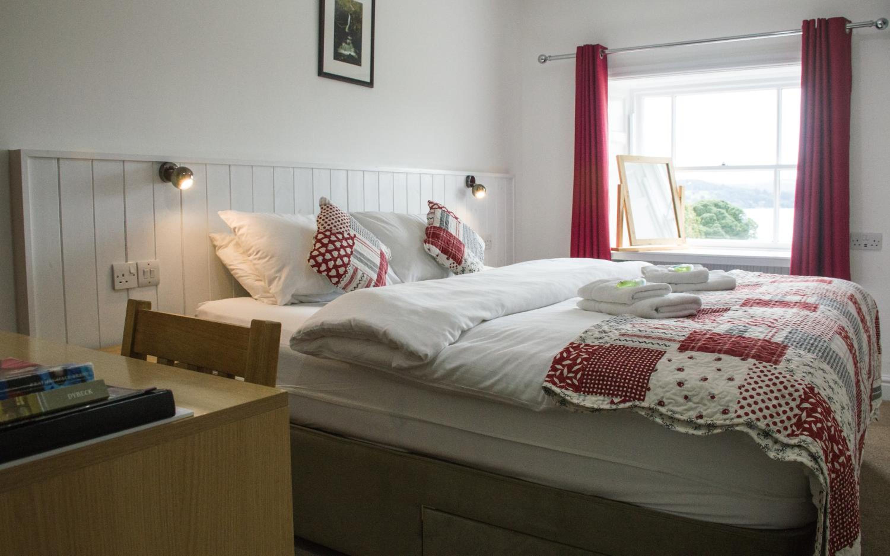 Double or Twin Room with Lake View - Photo 4