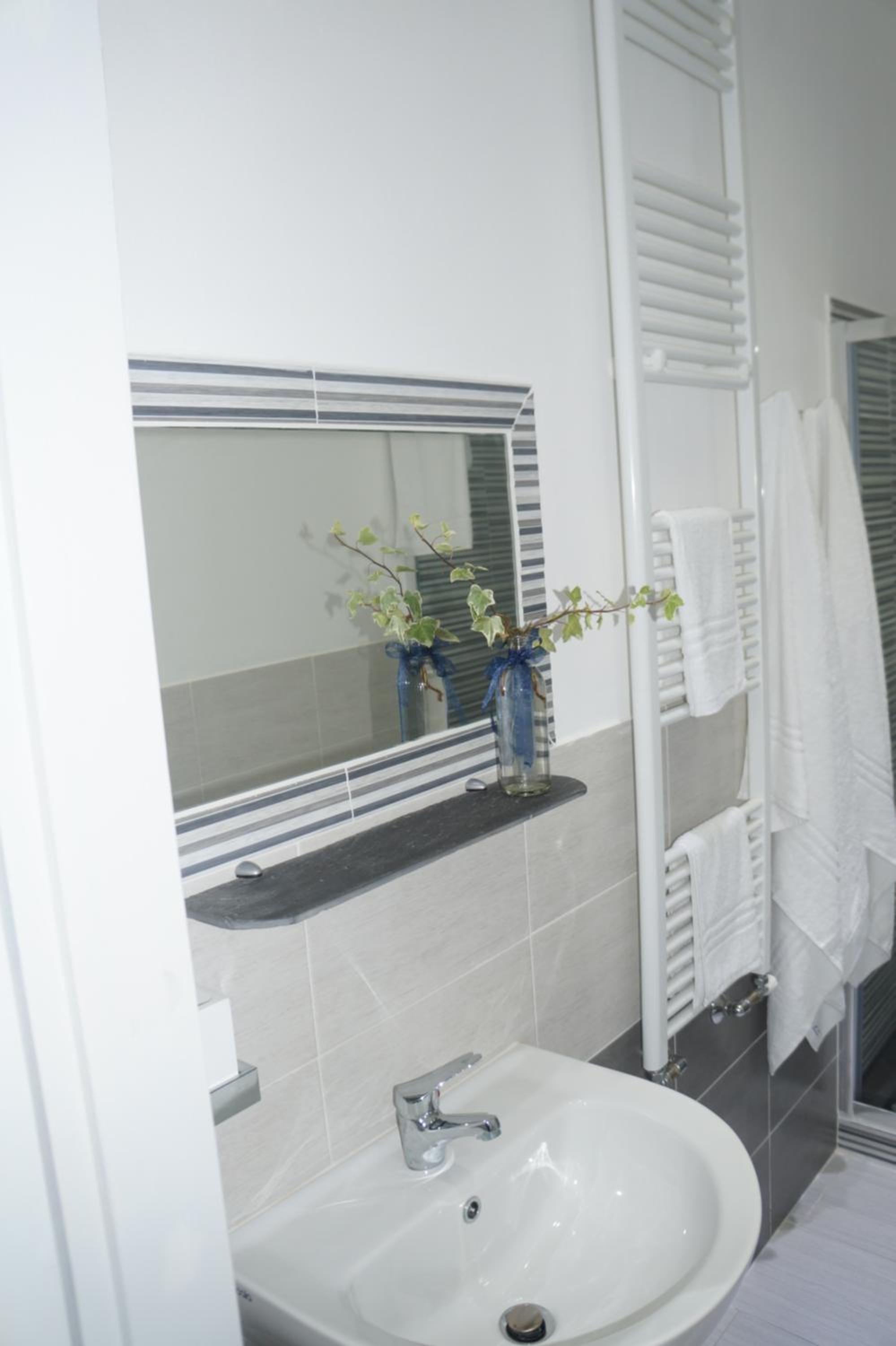 Double or Twin Room with Private Bathroom - Photo 14