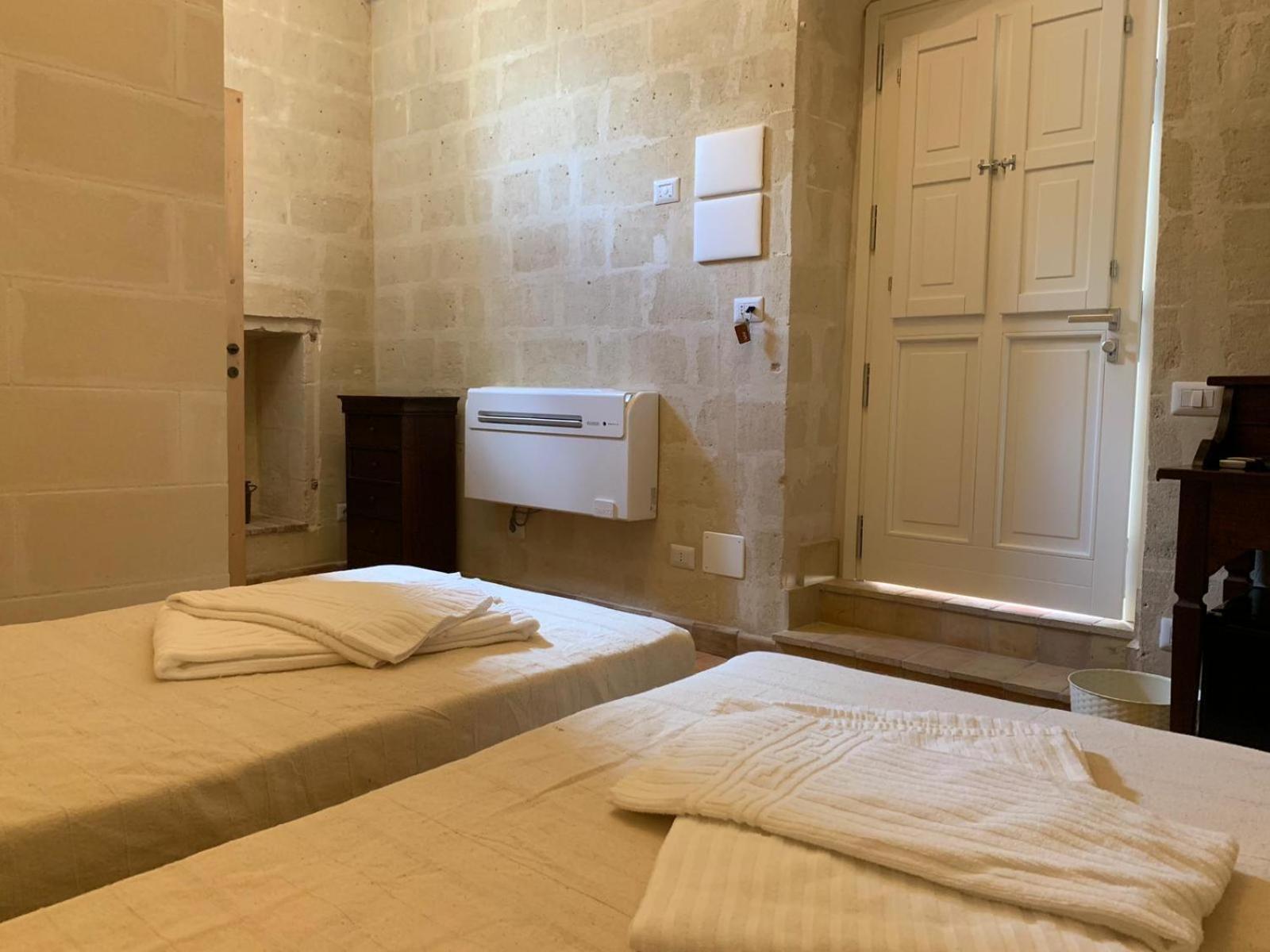 Standard Double Room - Photo 8