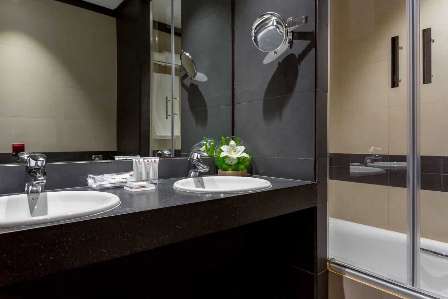 Double or Twin Room - Photo 4