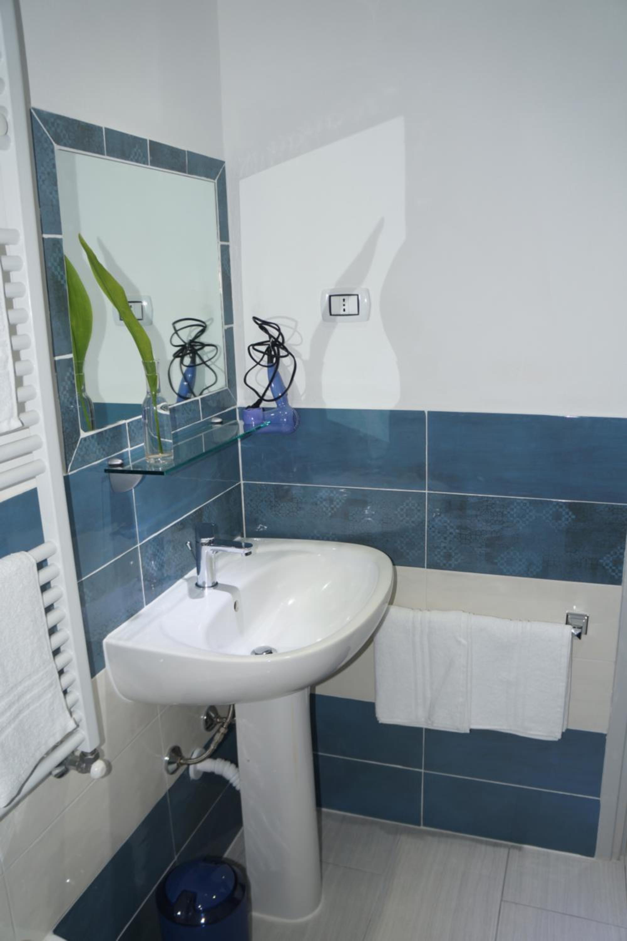 Double Room with Private Bathroom - Photo 18