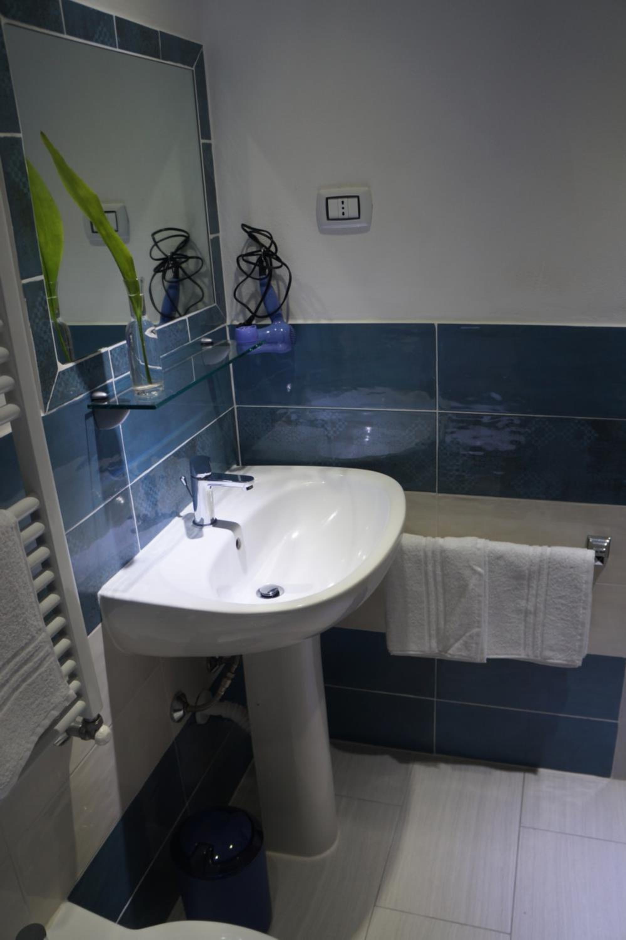 Double Room with Private Bathroom - Photo 19