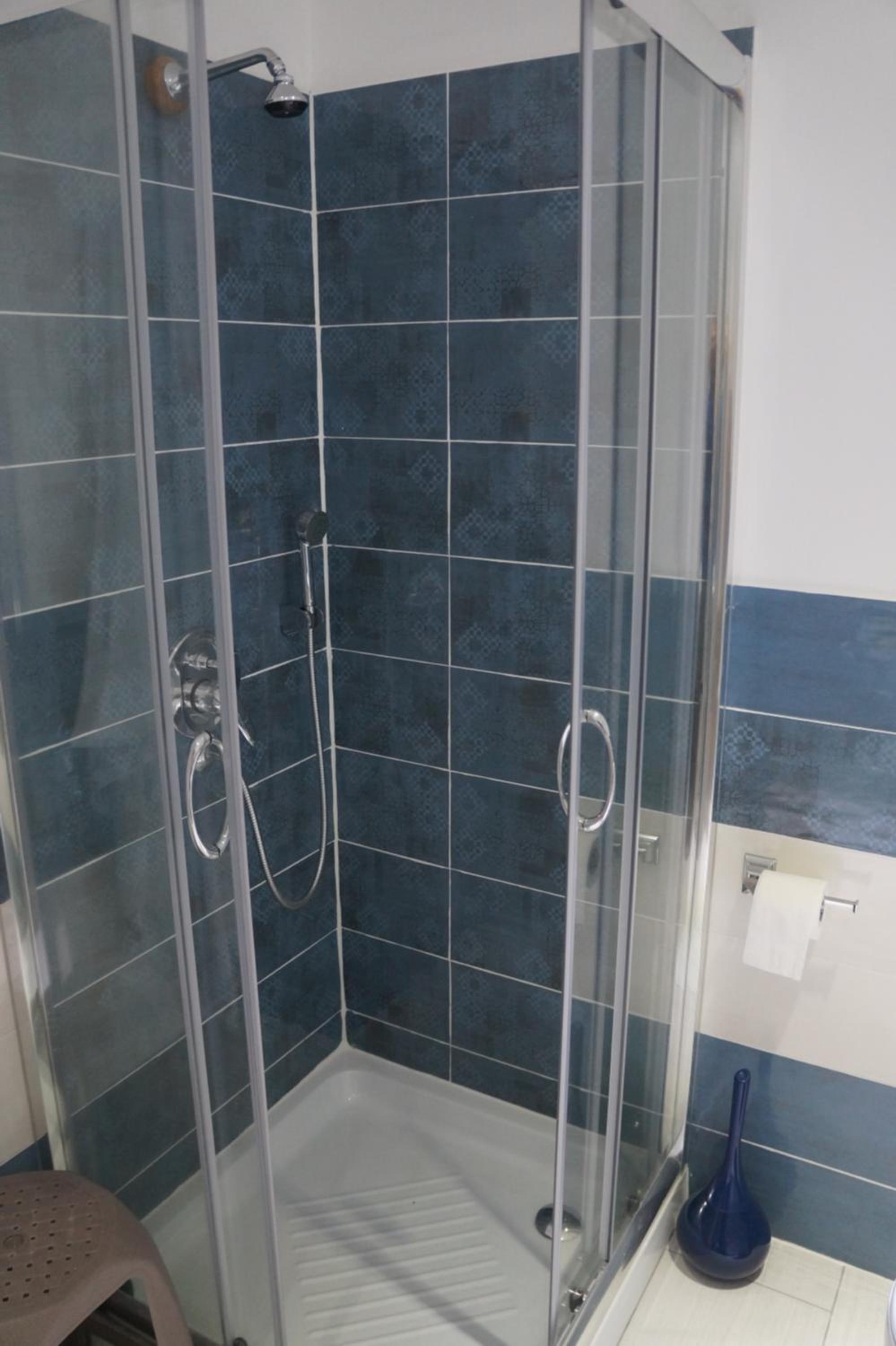 Double Room with Private Bathroom - Photo 17