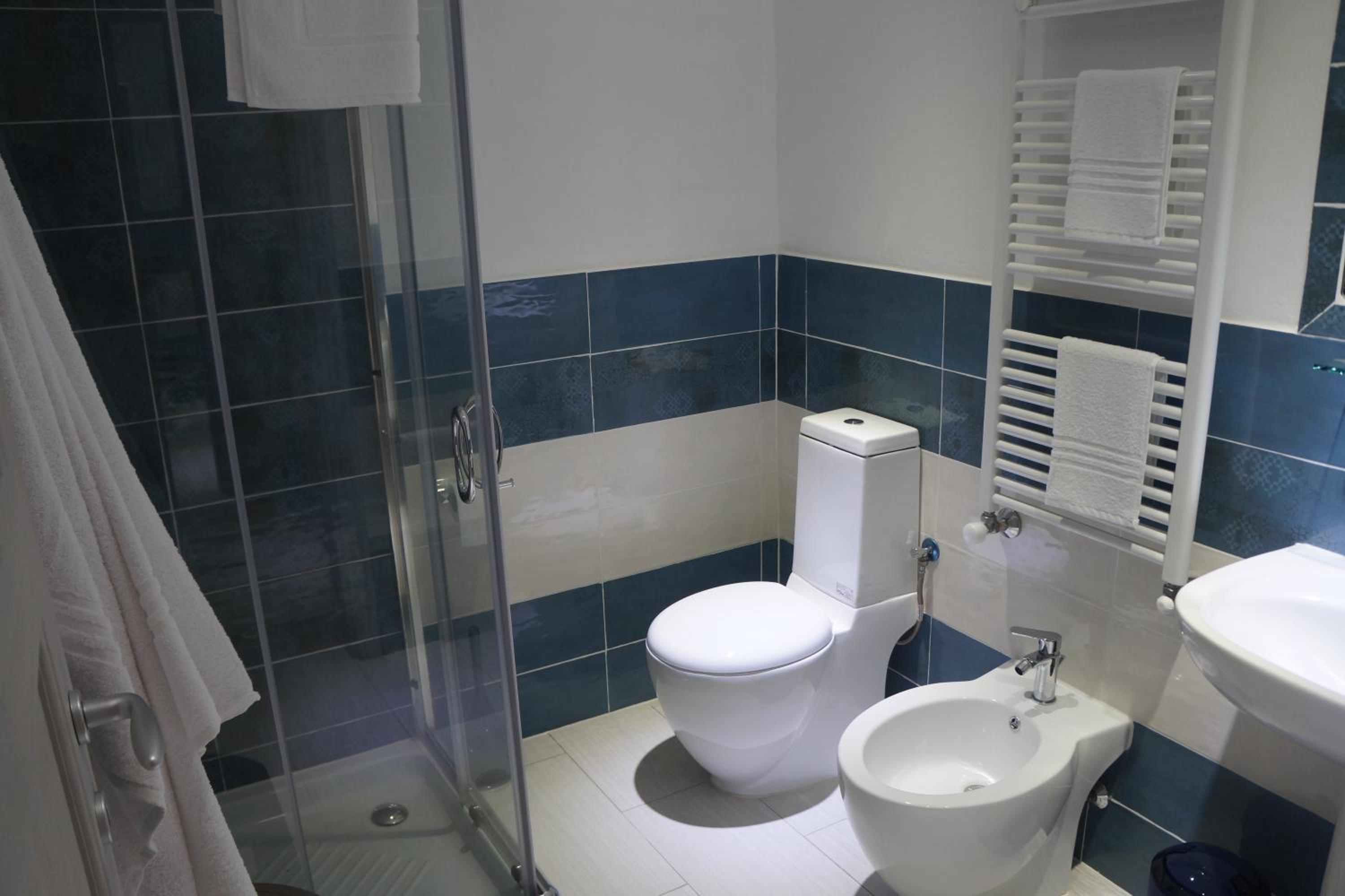 Double Room with Private Bathroom - Photo 20