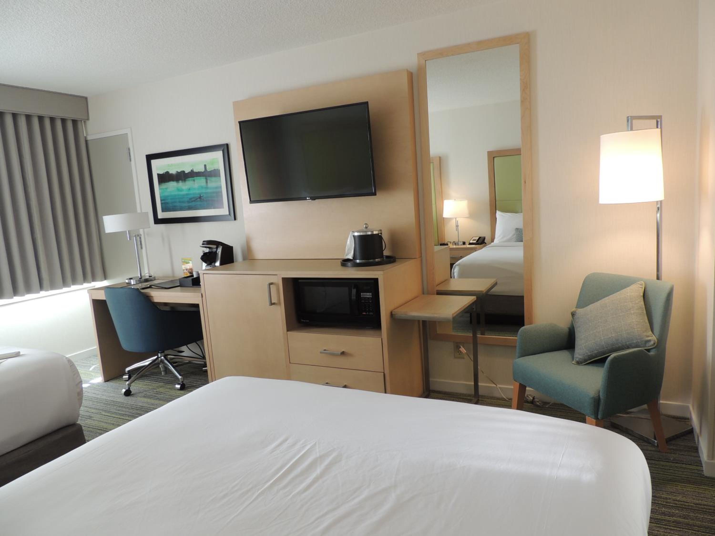 Standard Queen Room with Two Queen Beds - Photo 2