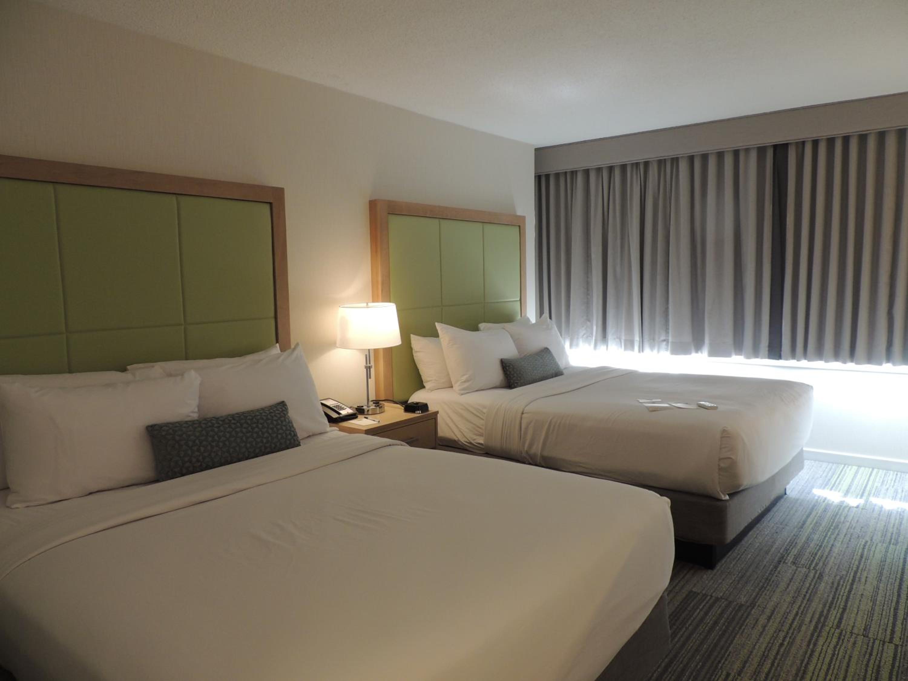 Standard Queen Room with Two Queen Beds - Photo 8