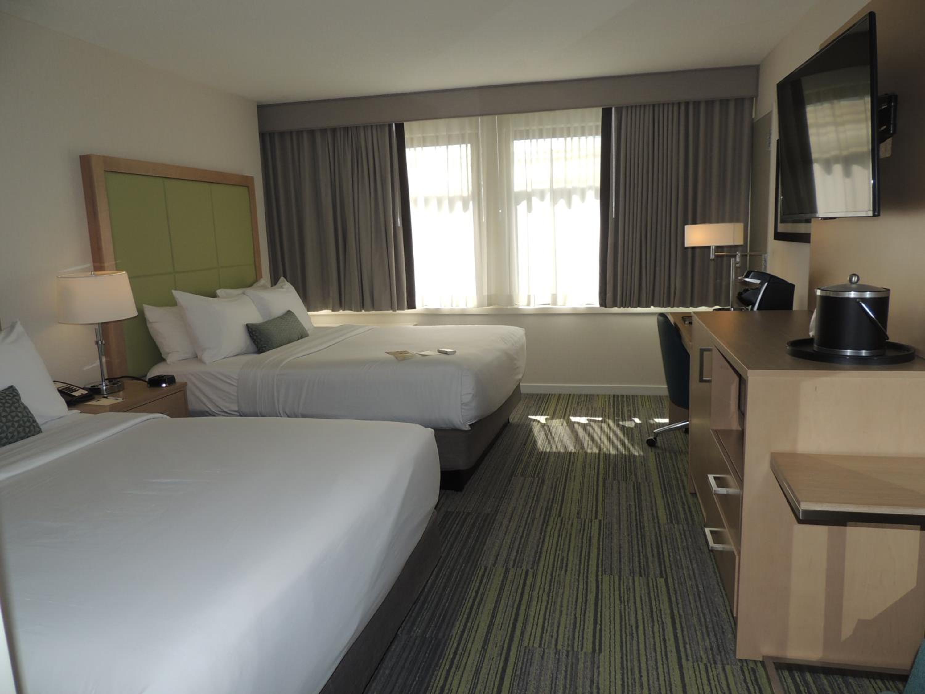 Standard Queen Room with Two Queen Beds - Photo 7