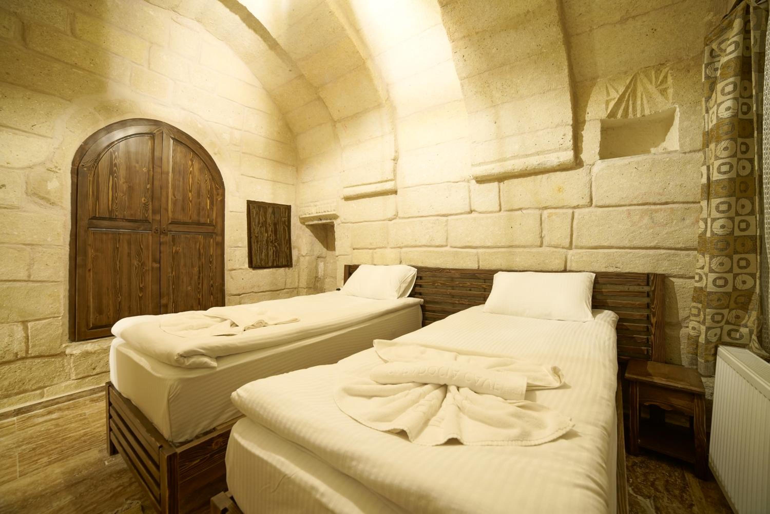 Standard Twin Room - Photo 4