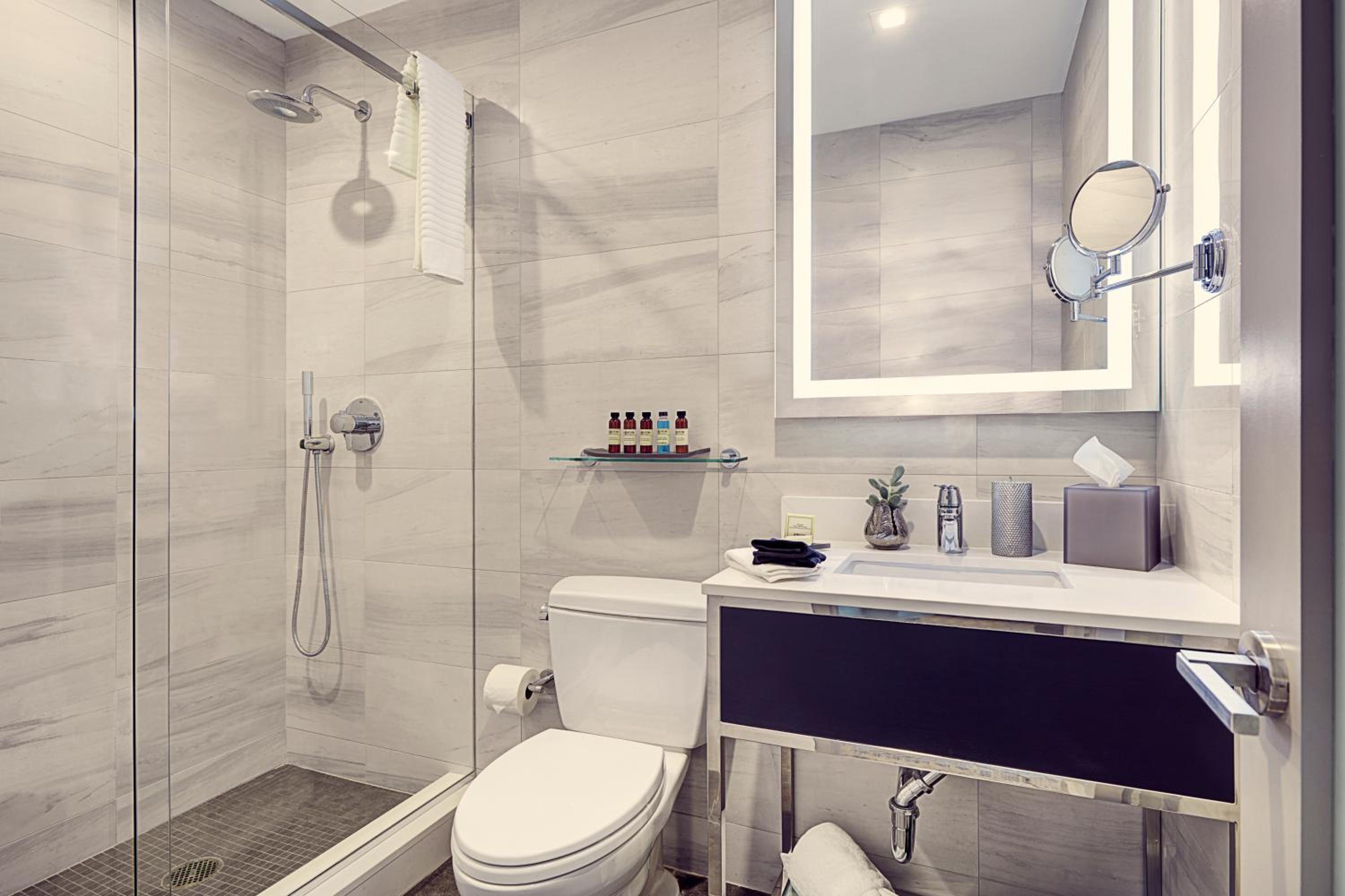 Deluxe Queen Room with Terrace thumbnail 5