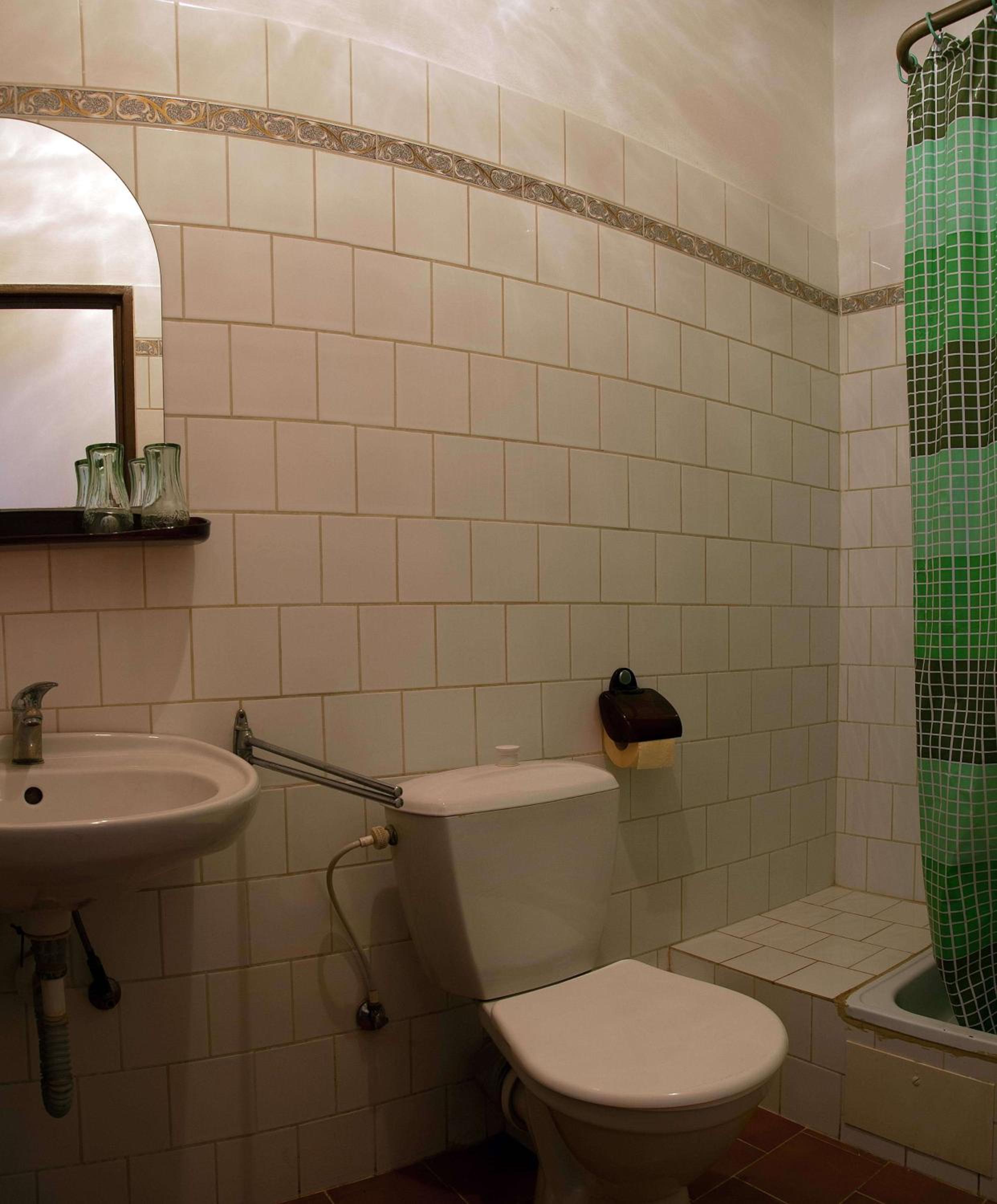 Standard Double or Twin Room - Photo 7