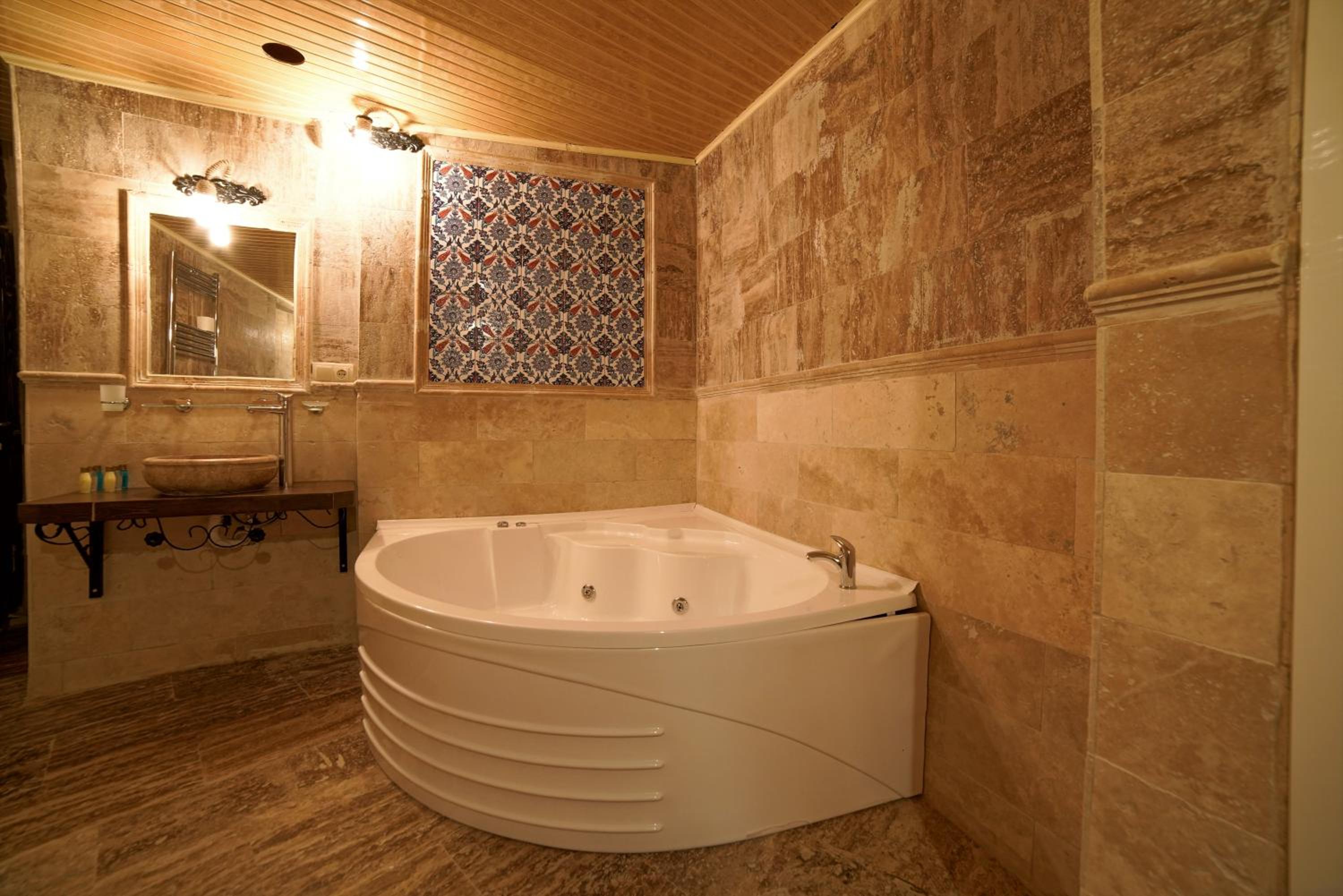 King Room with Spa Bath - Photo 2