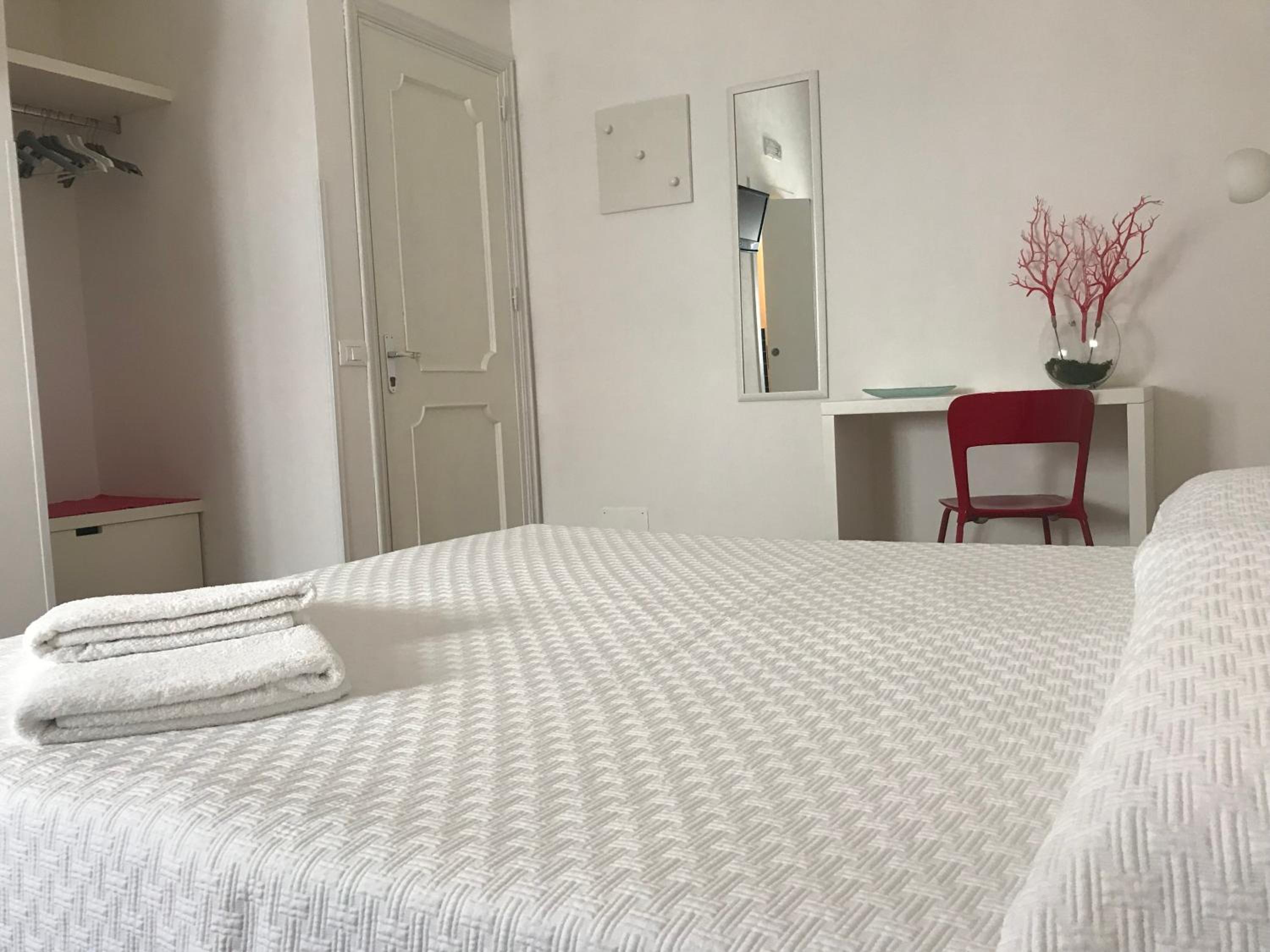 Large Double or Twin Room photo 1