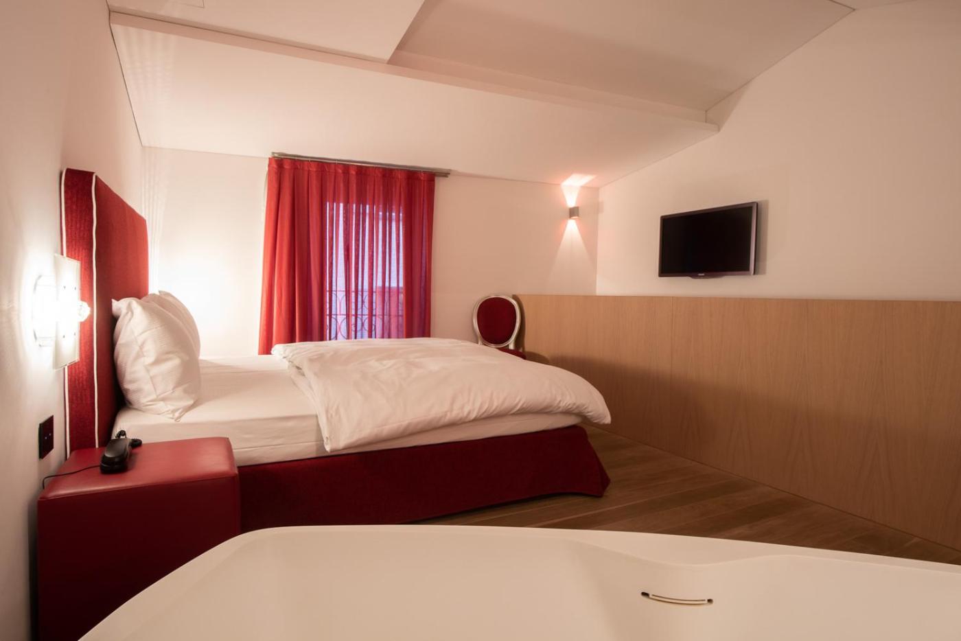 Deluxe Junior Suite - Photo 11
