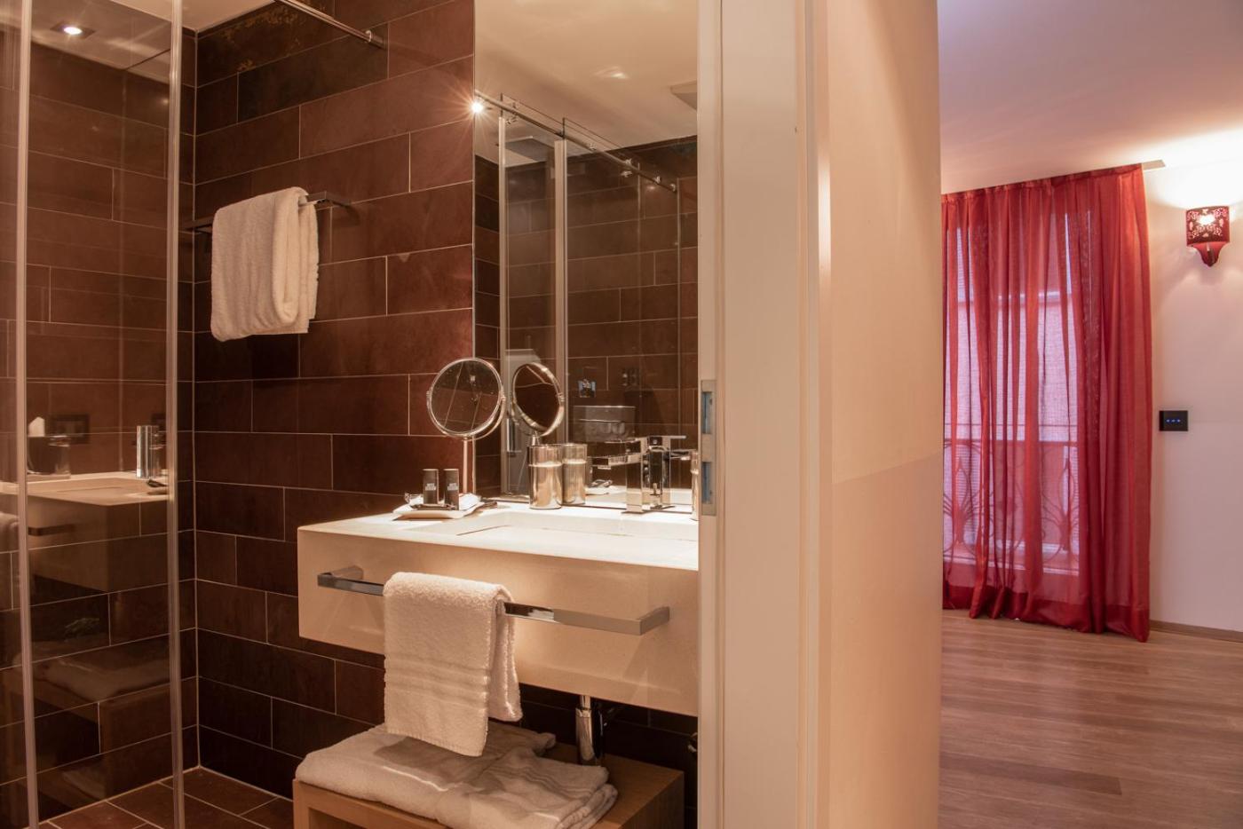 Deluxe Junior Suite - Photo 9