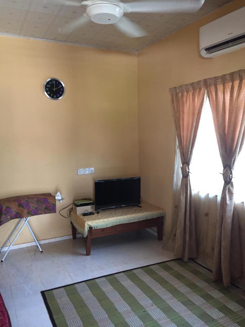 Three-Bedroom House photo 2