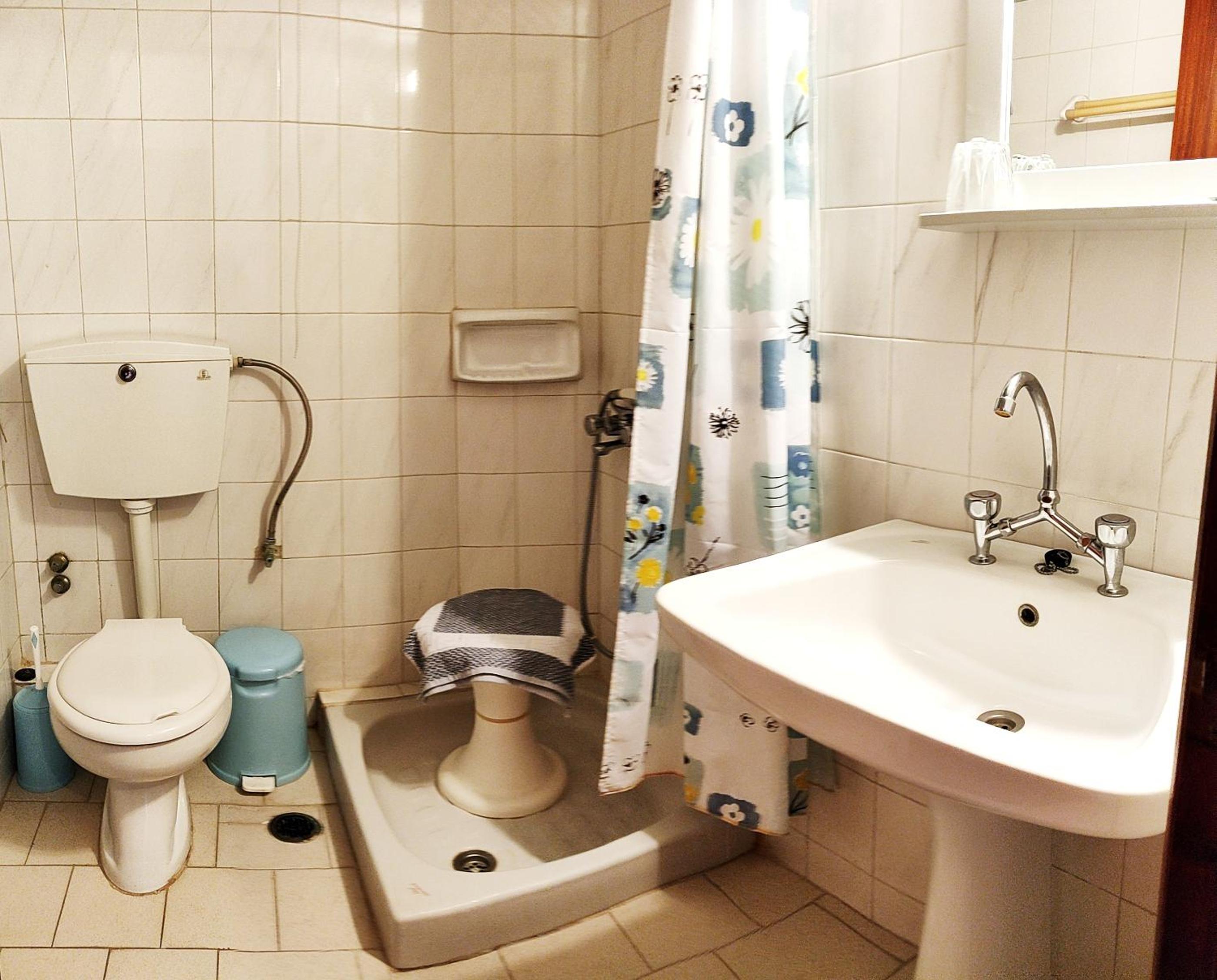Twin Room with Balcony - Photo 5