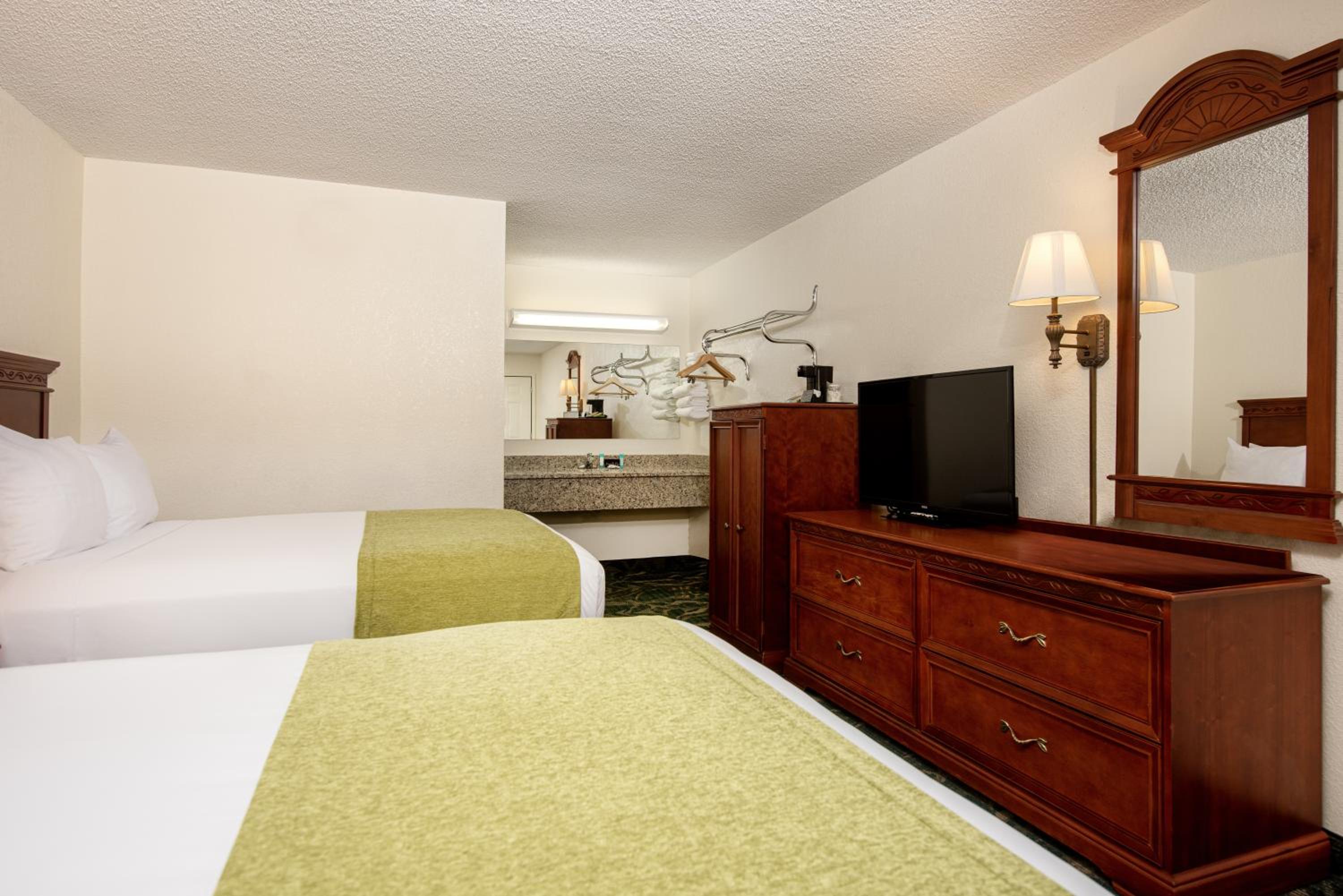 Queen Room with Two Queen Beds - Non-Smoking - Photo 1