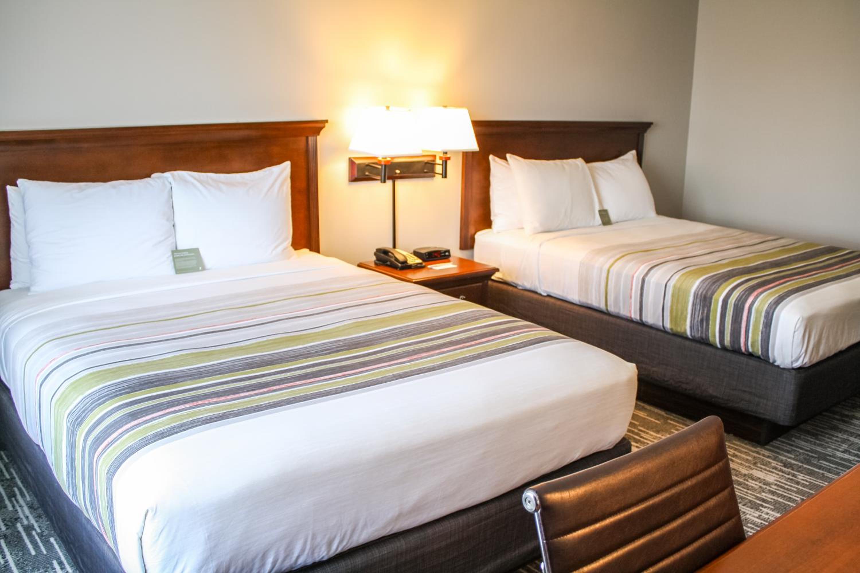 Queen Room with Two Queen Beds - Non-Smoking - Photo 4