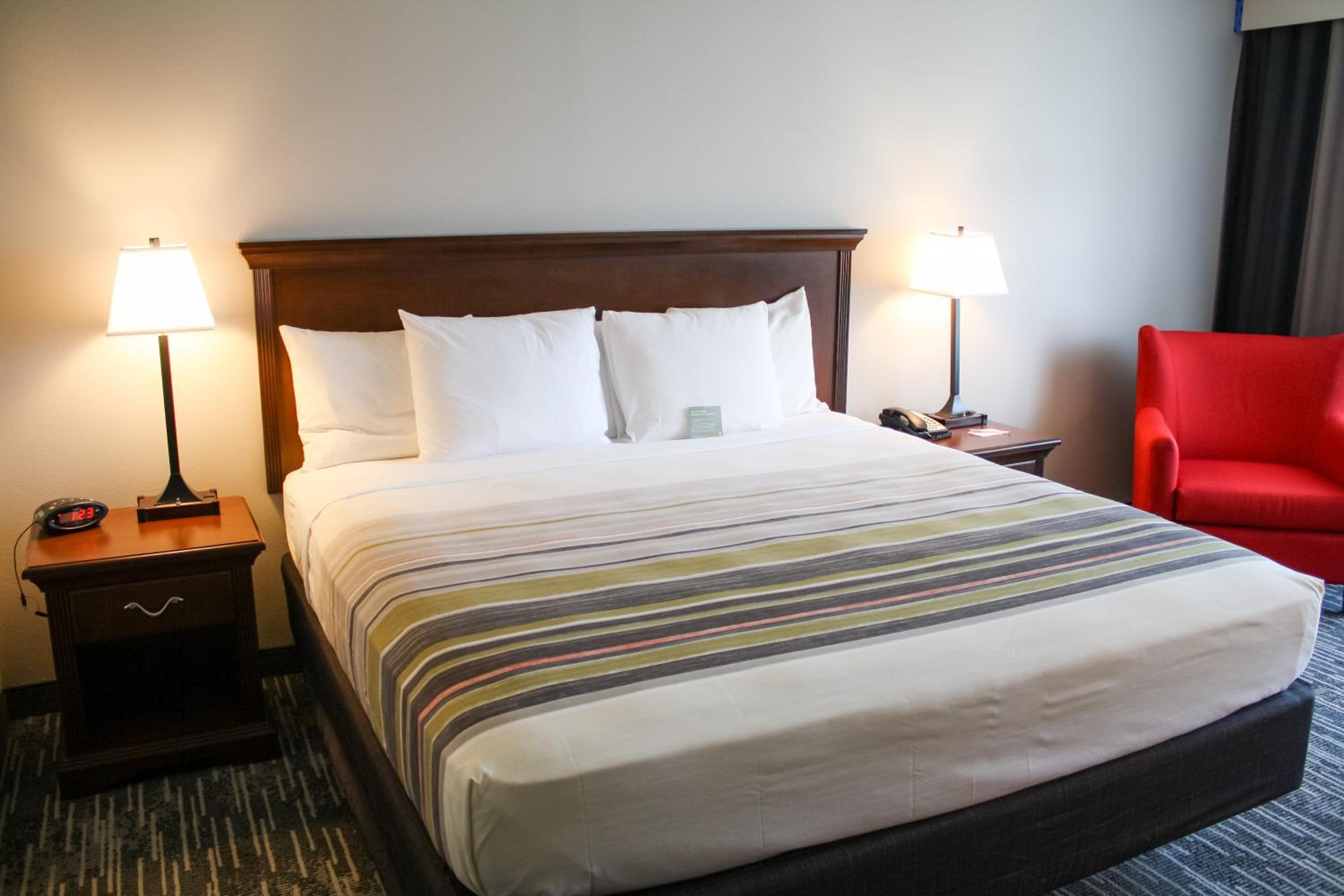 King Room - Non-Smoking - Photo 5