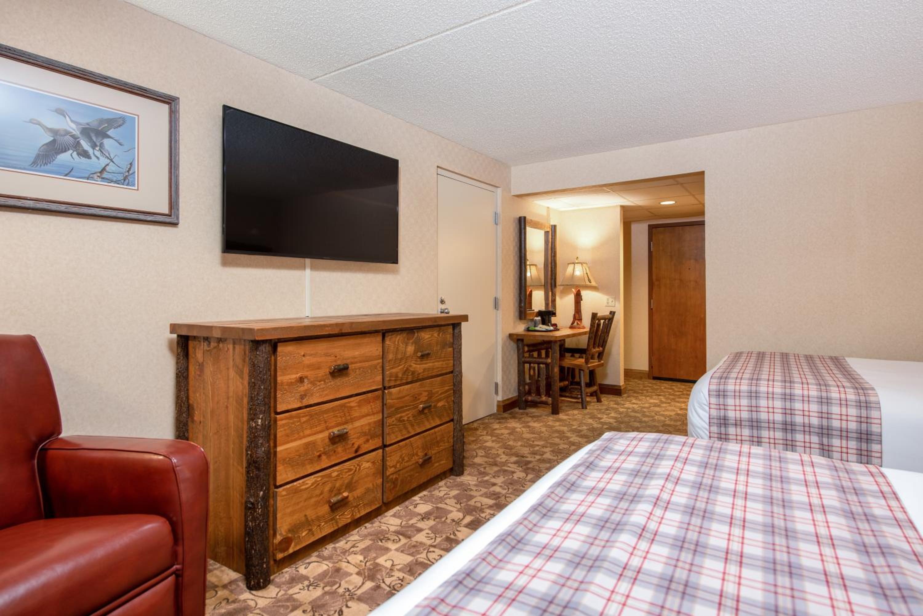 Standard Queen Room with Two Queen Beds photo 2