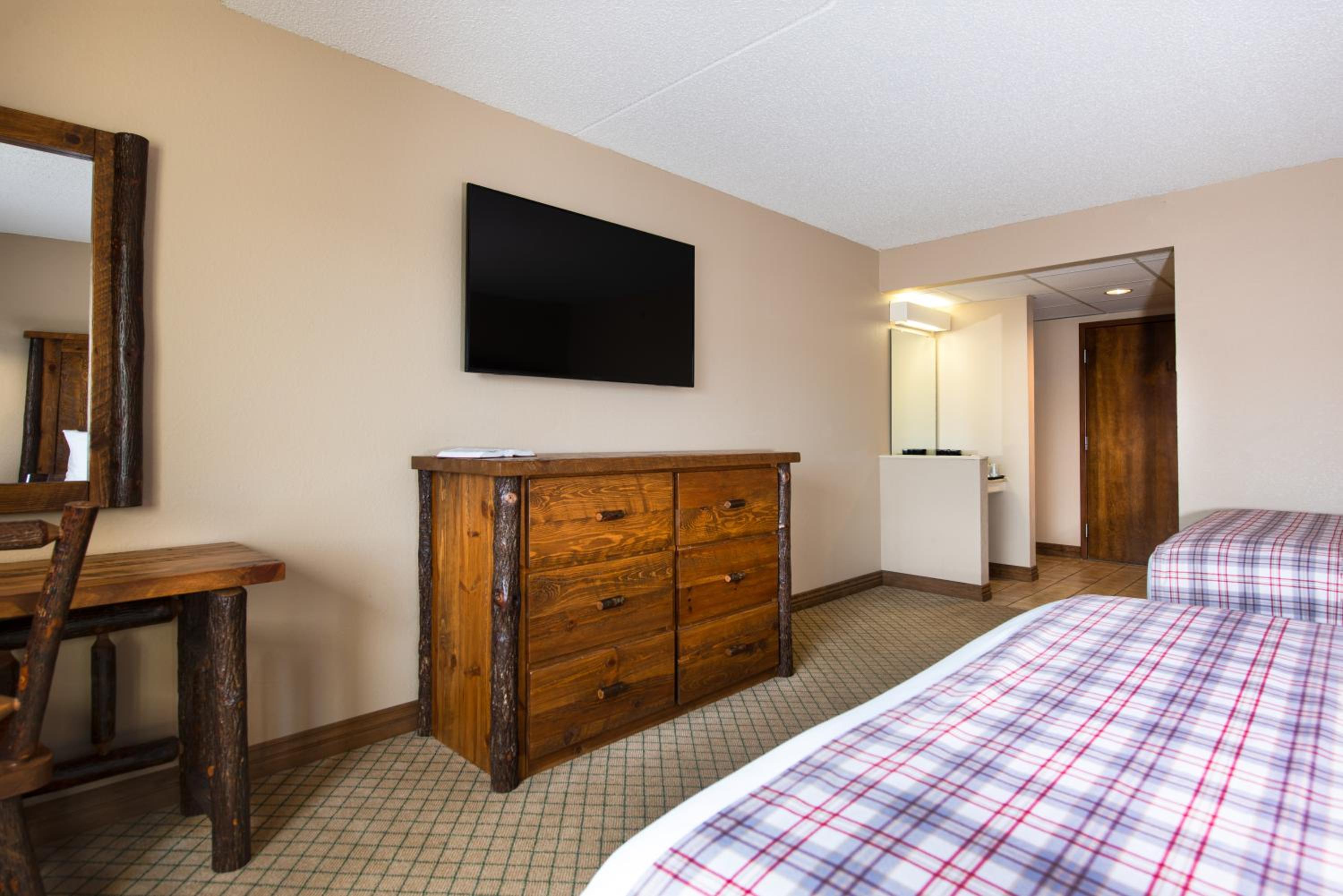 Standard Queen Room with Two Queen Beds and Spa Bath photo 2