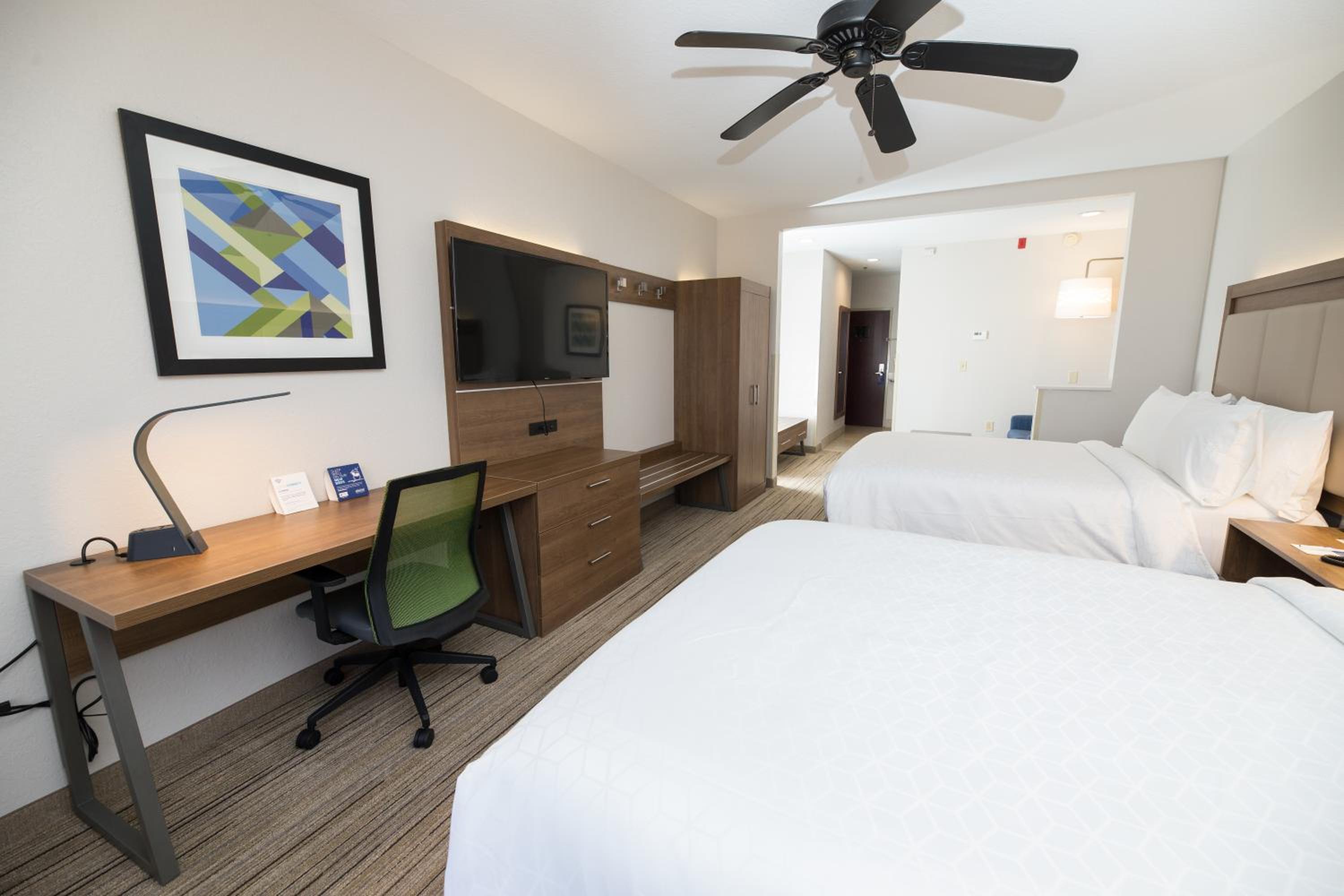 Suite with Two Queen Beds - Photo 2