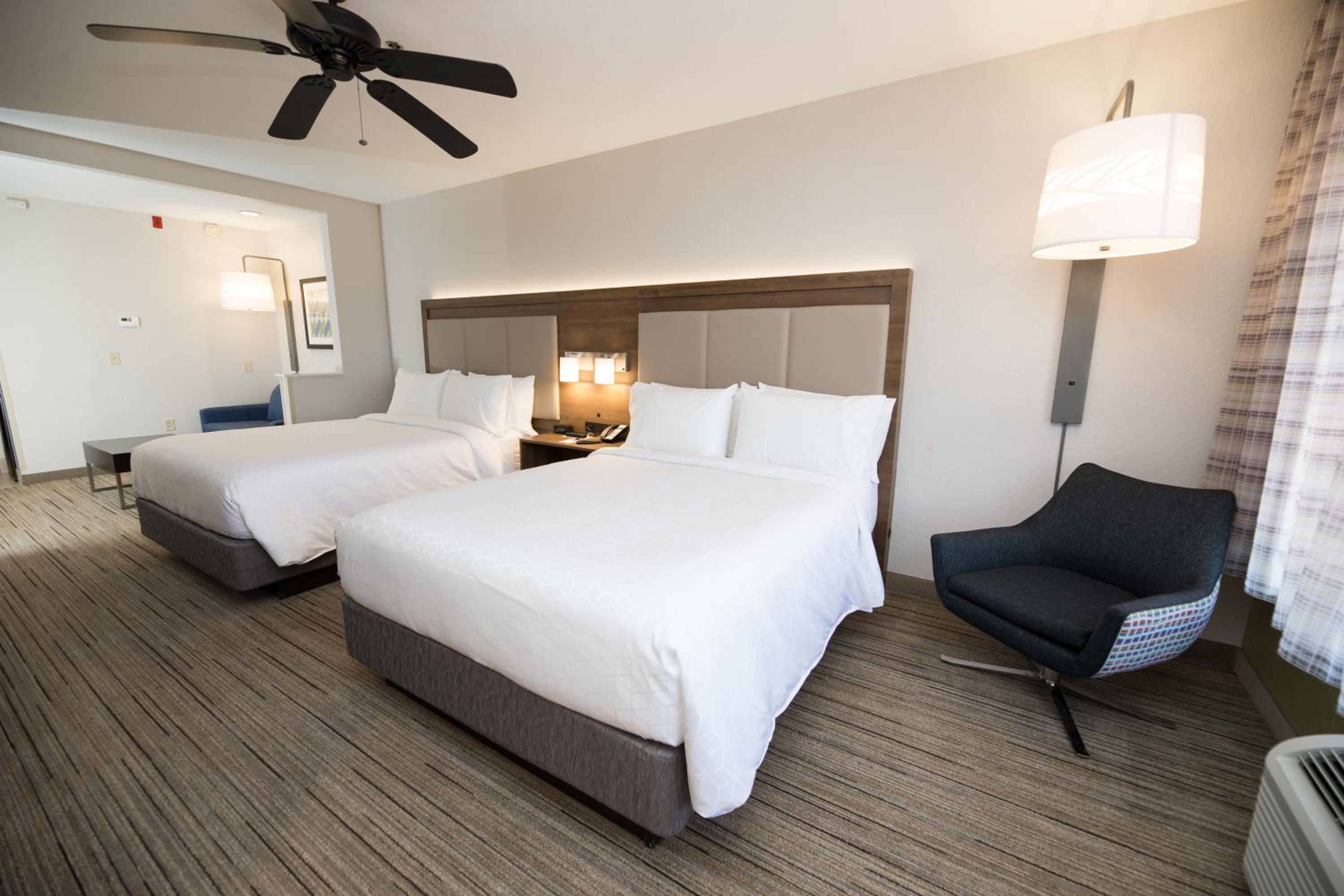Suite with Two Queen Beds - Photo 6