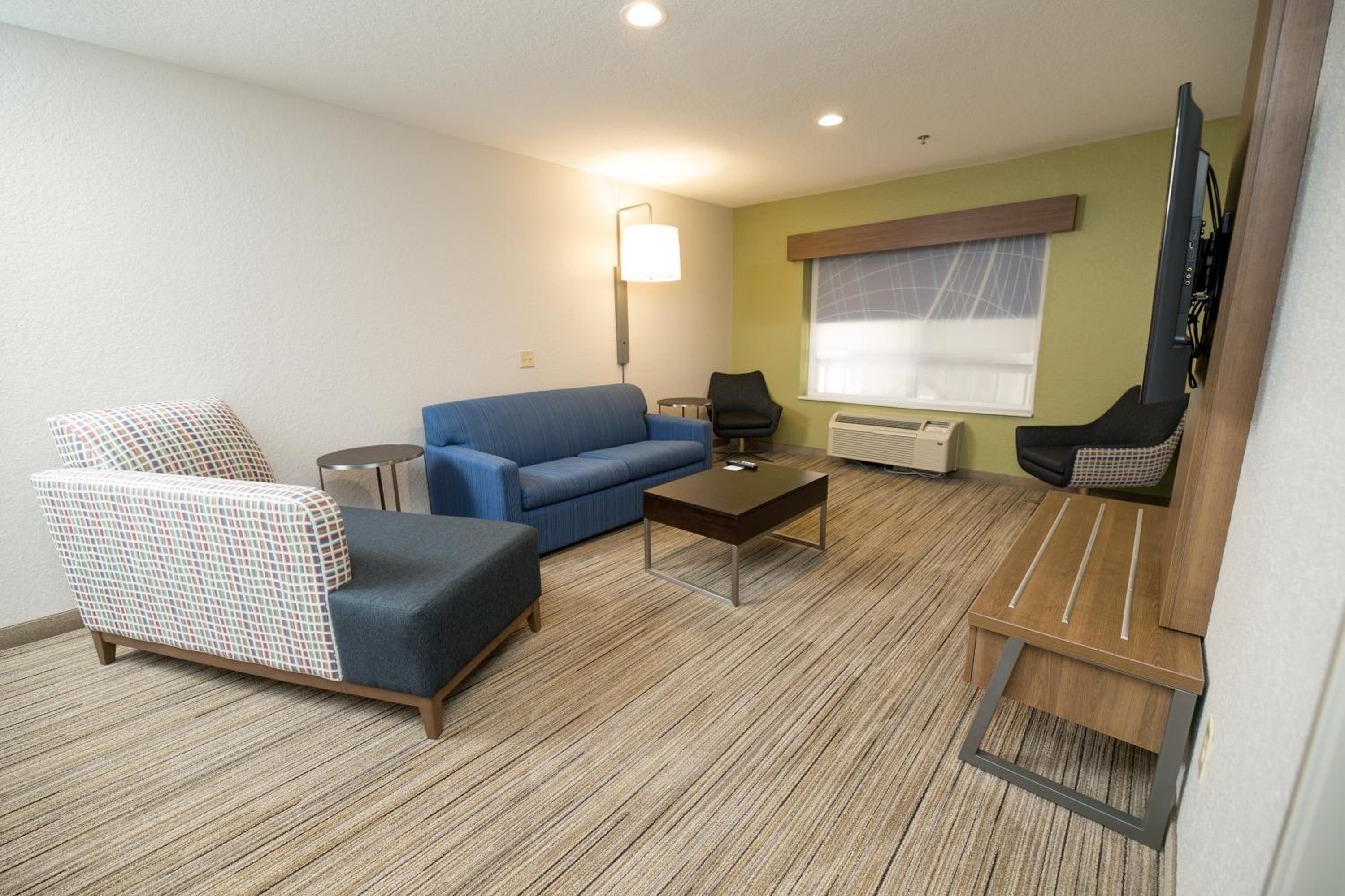 One-Bedroom King Suite - Photo 3