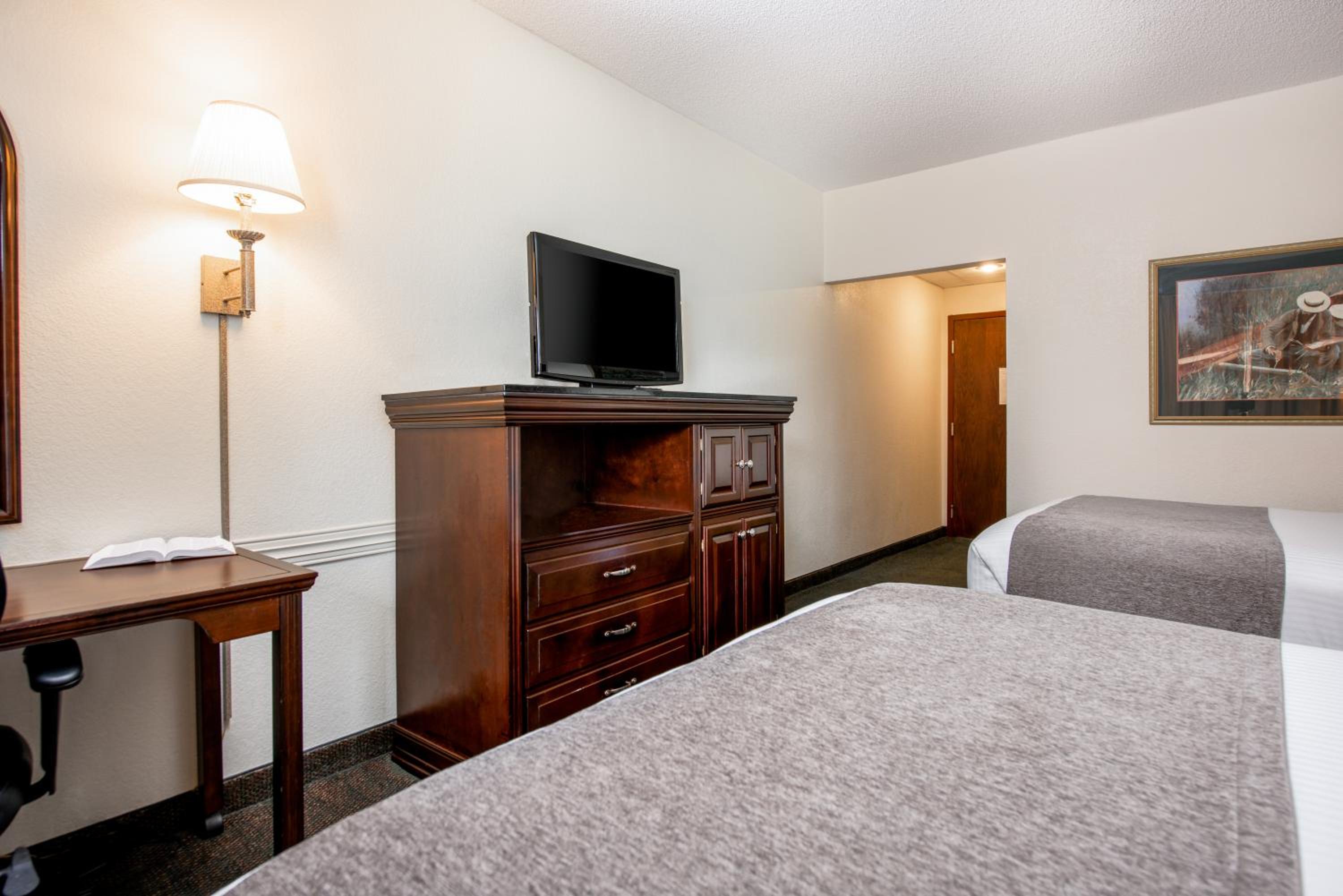 Queen Room with Two Queen Beds - Photo 3