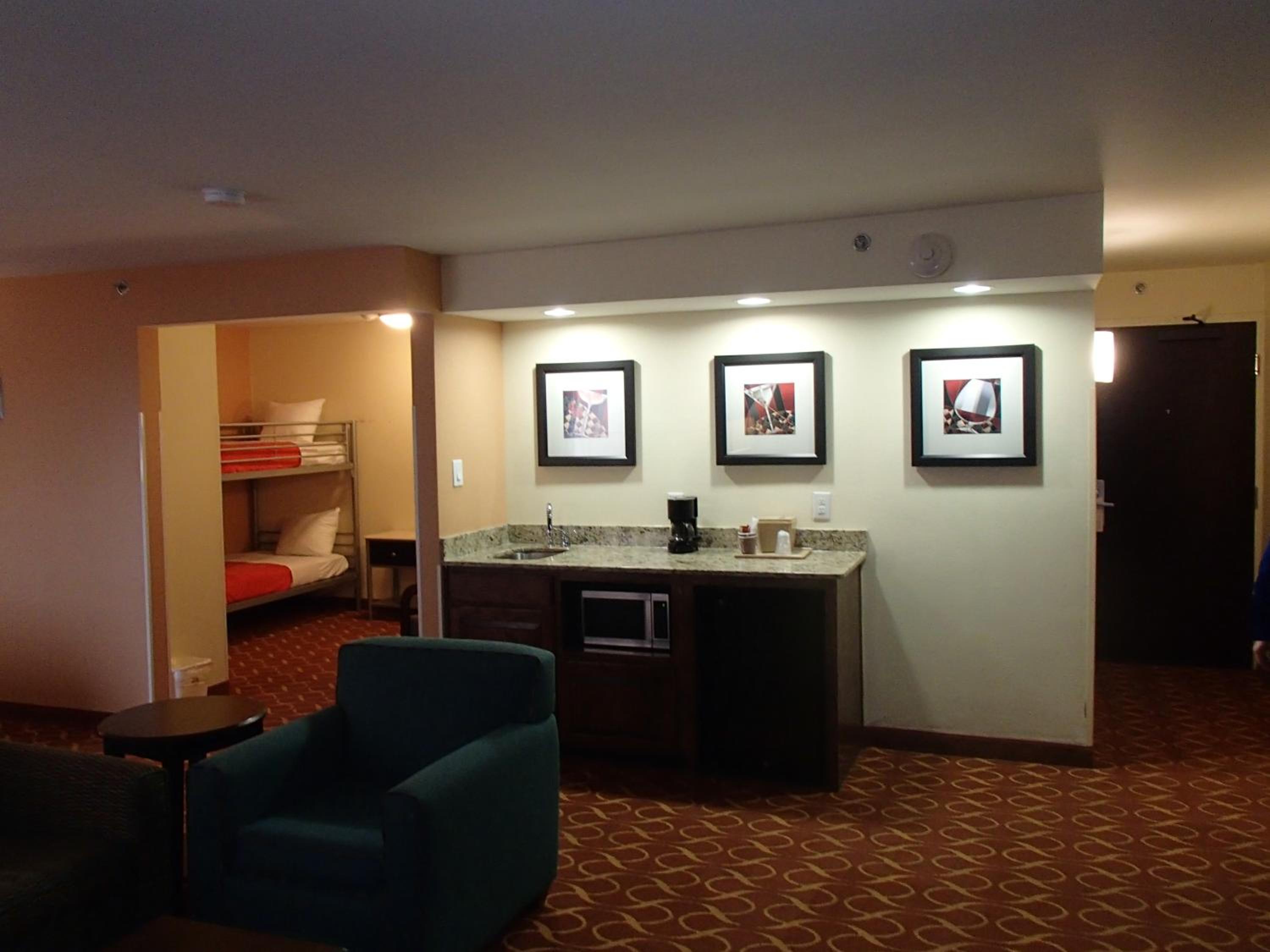 Family Suite - Non-Smoking photo 3