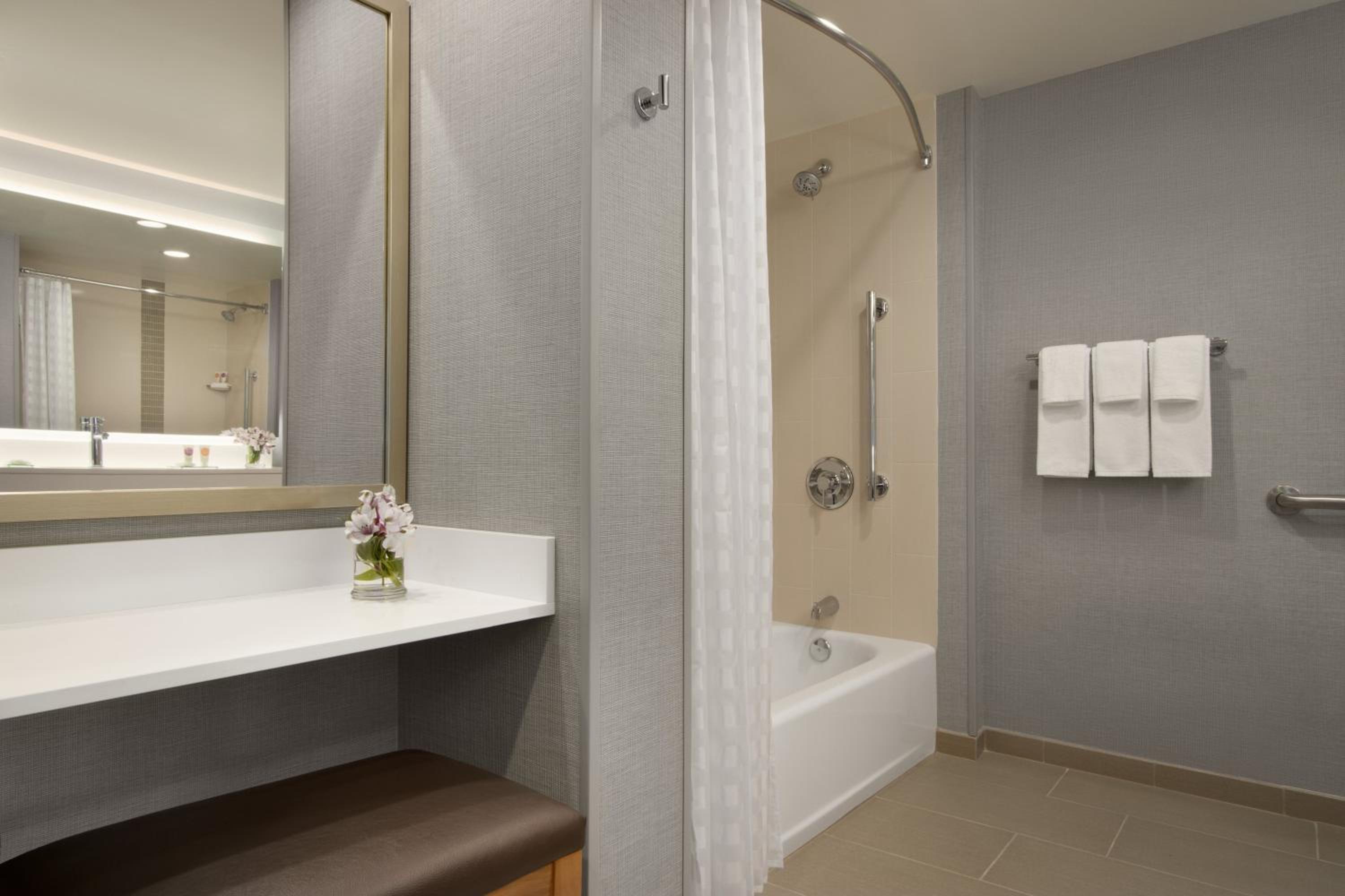 Queen Room with Two Queen Beds, Sofa Bed and Accessible Tub - Photo 4