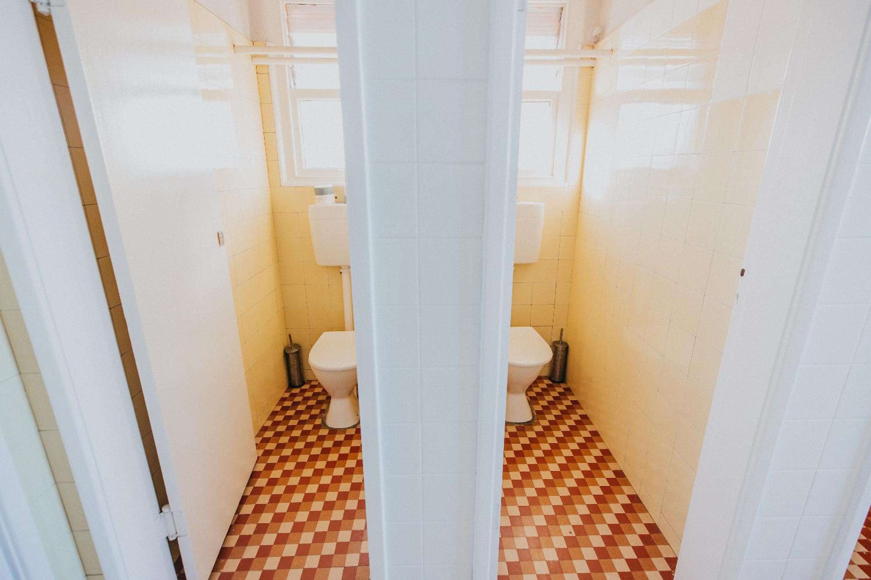 Queen Room with Shared Bathroom photo 2