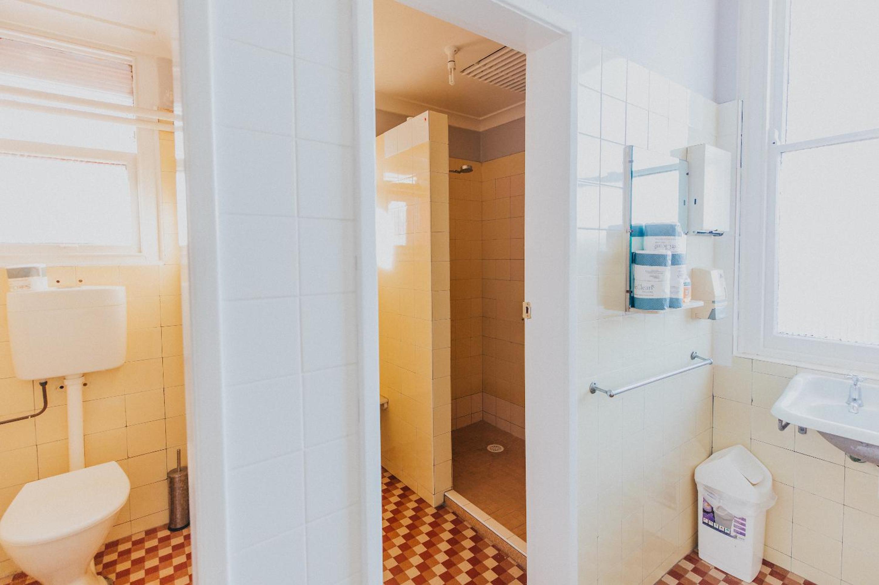 Single Room with Shared Bathroom photo 3