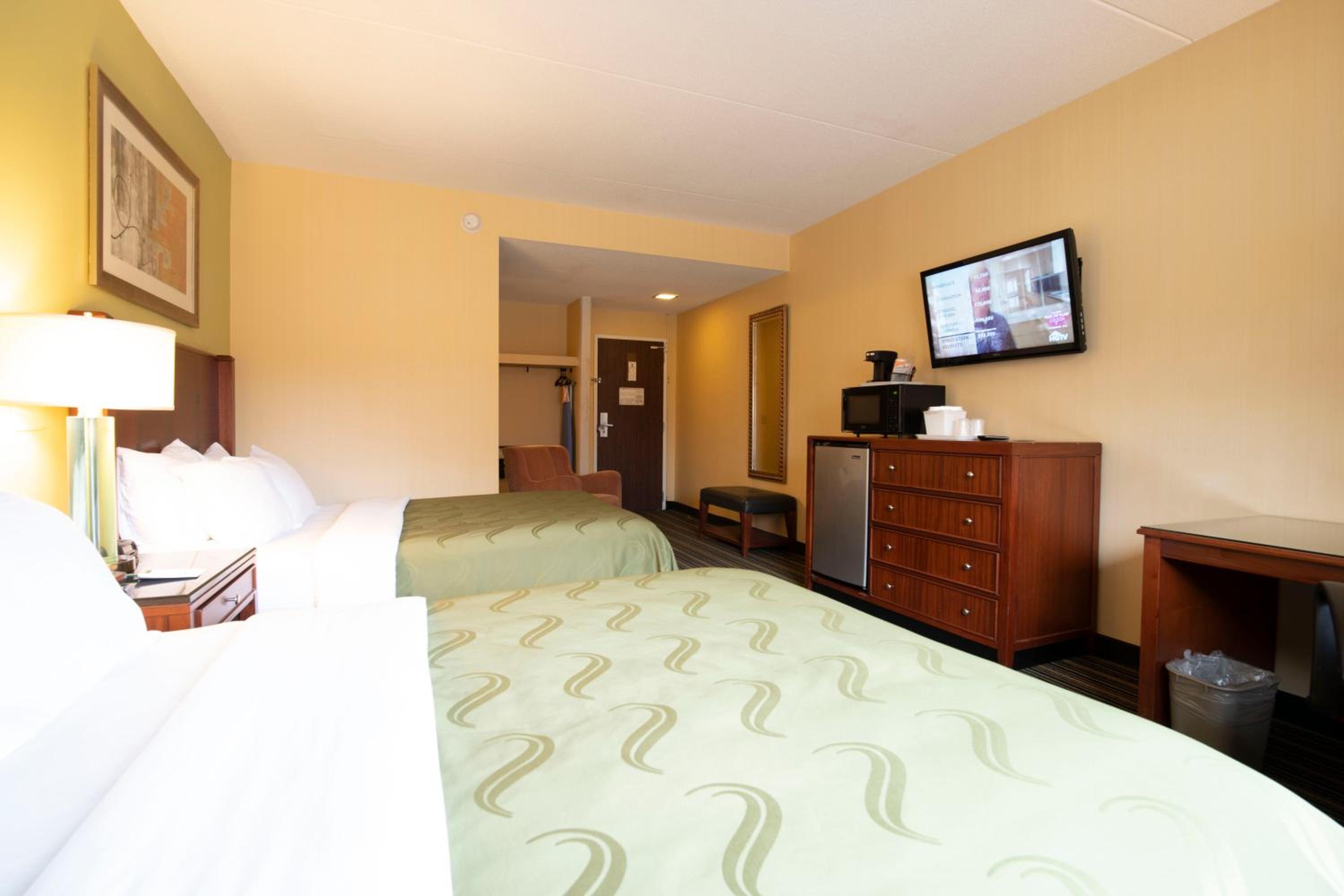 Queen Room with Two Queen Beds - Accessible/Non-Smoking  - Photo 4