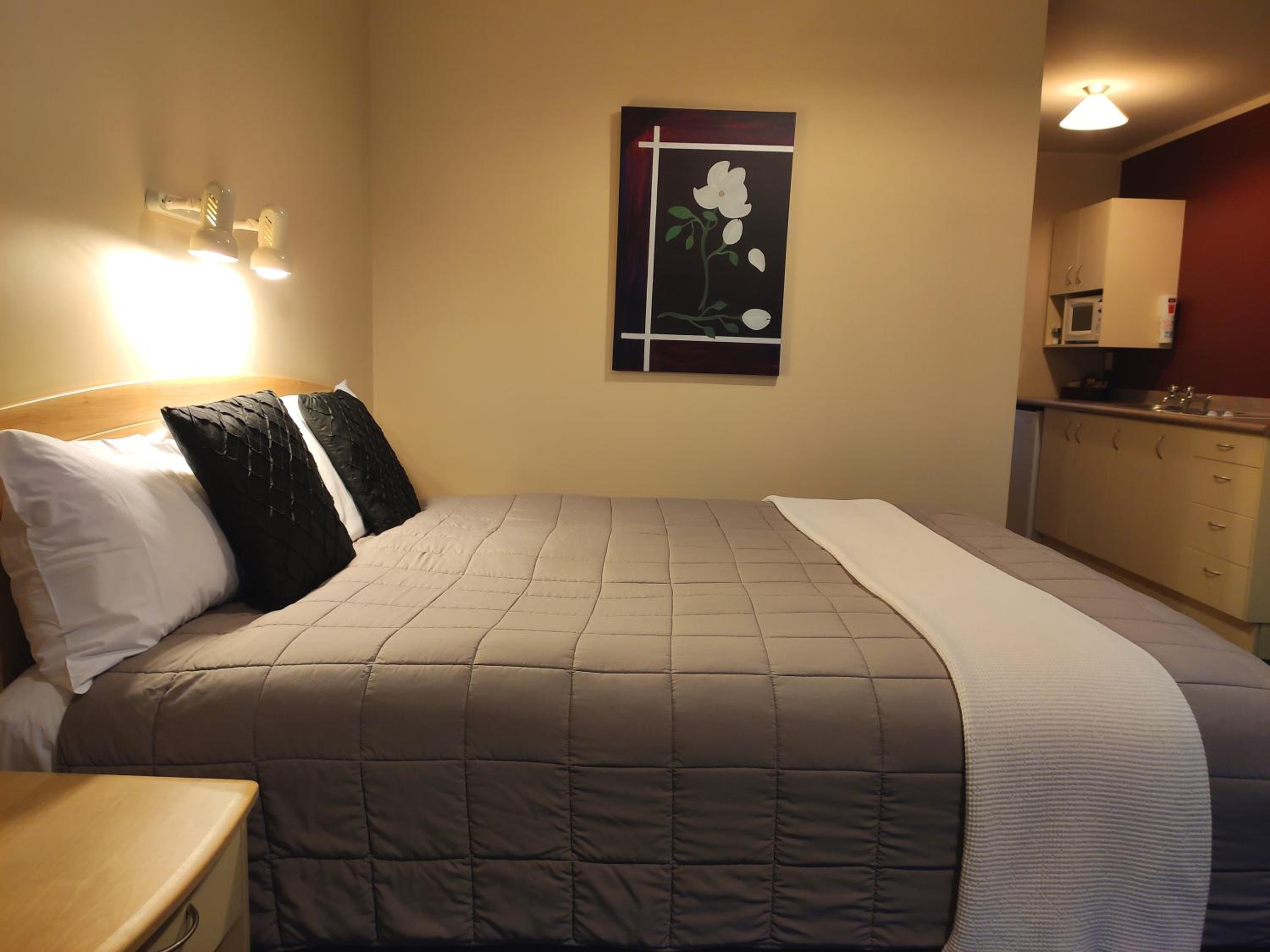 Superior Studio with Spa Bath - Photo 4