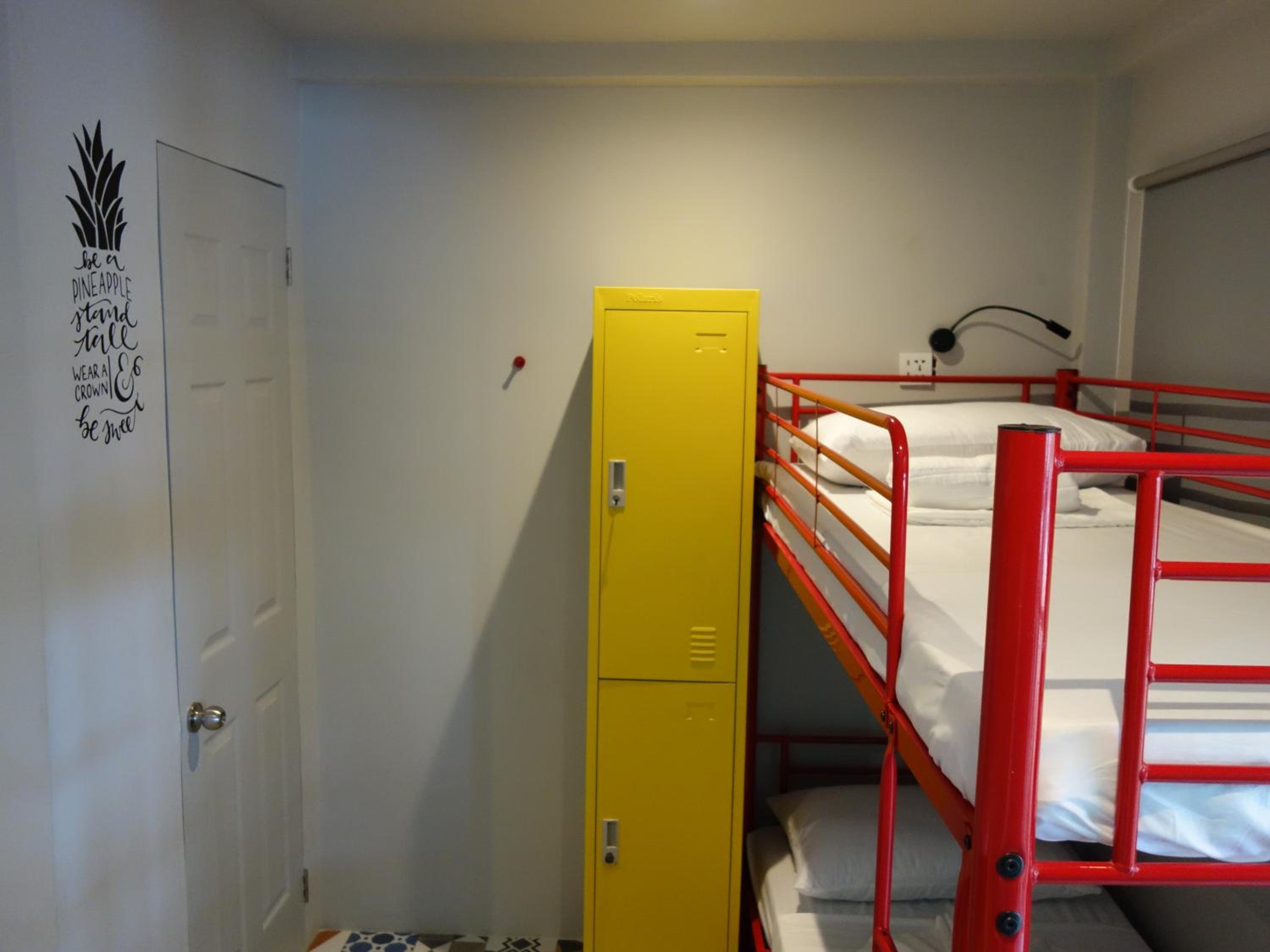 Quadruple Room with Private Bathroom - Photo 3