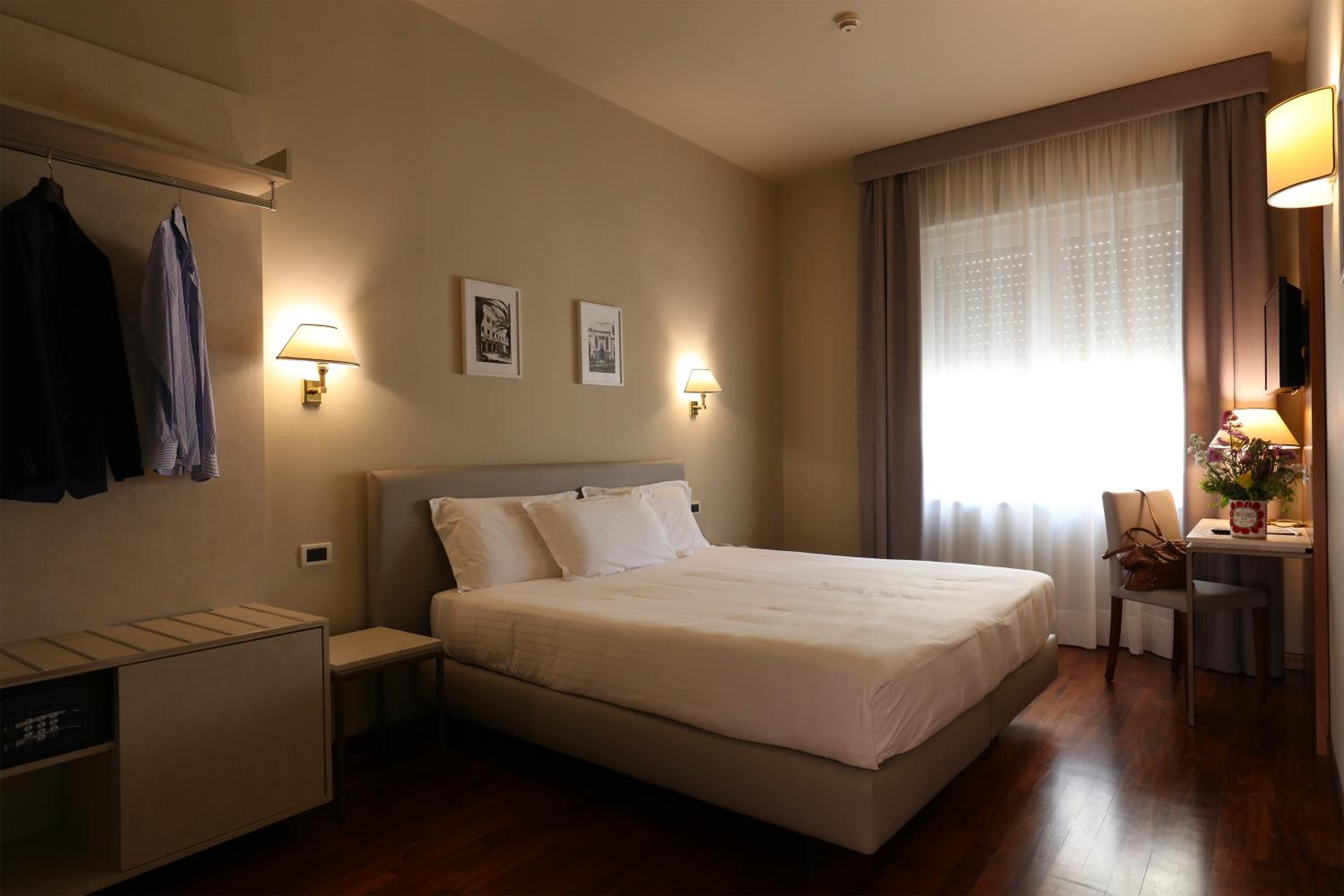 Classic Double or Twin Room with Internal View - Photo 1