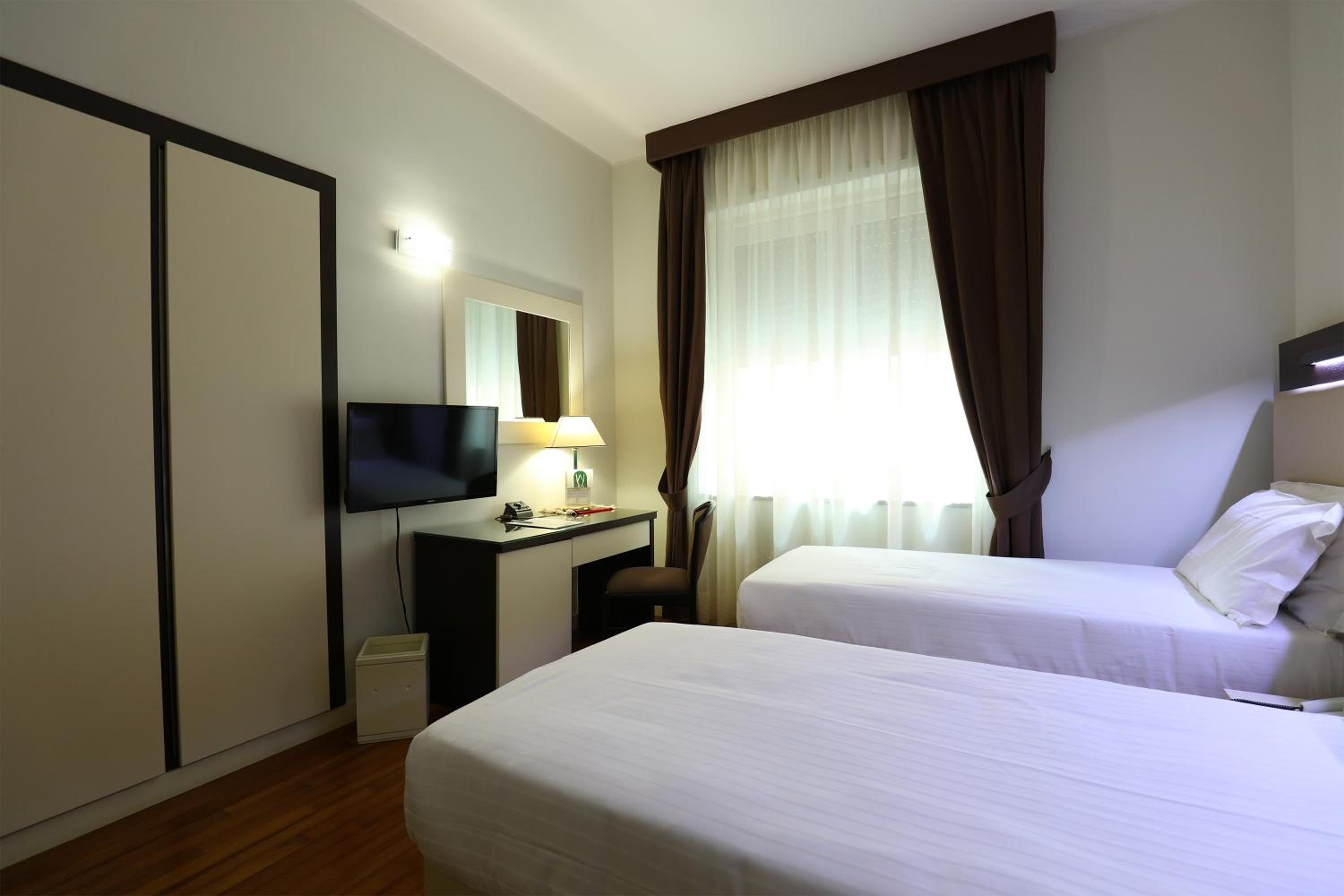 Superior Double or Twin Room with City View photo 3