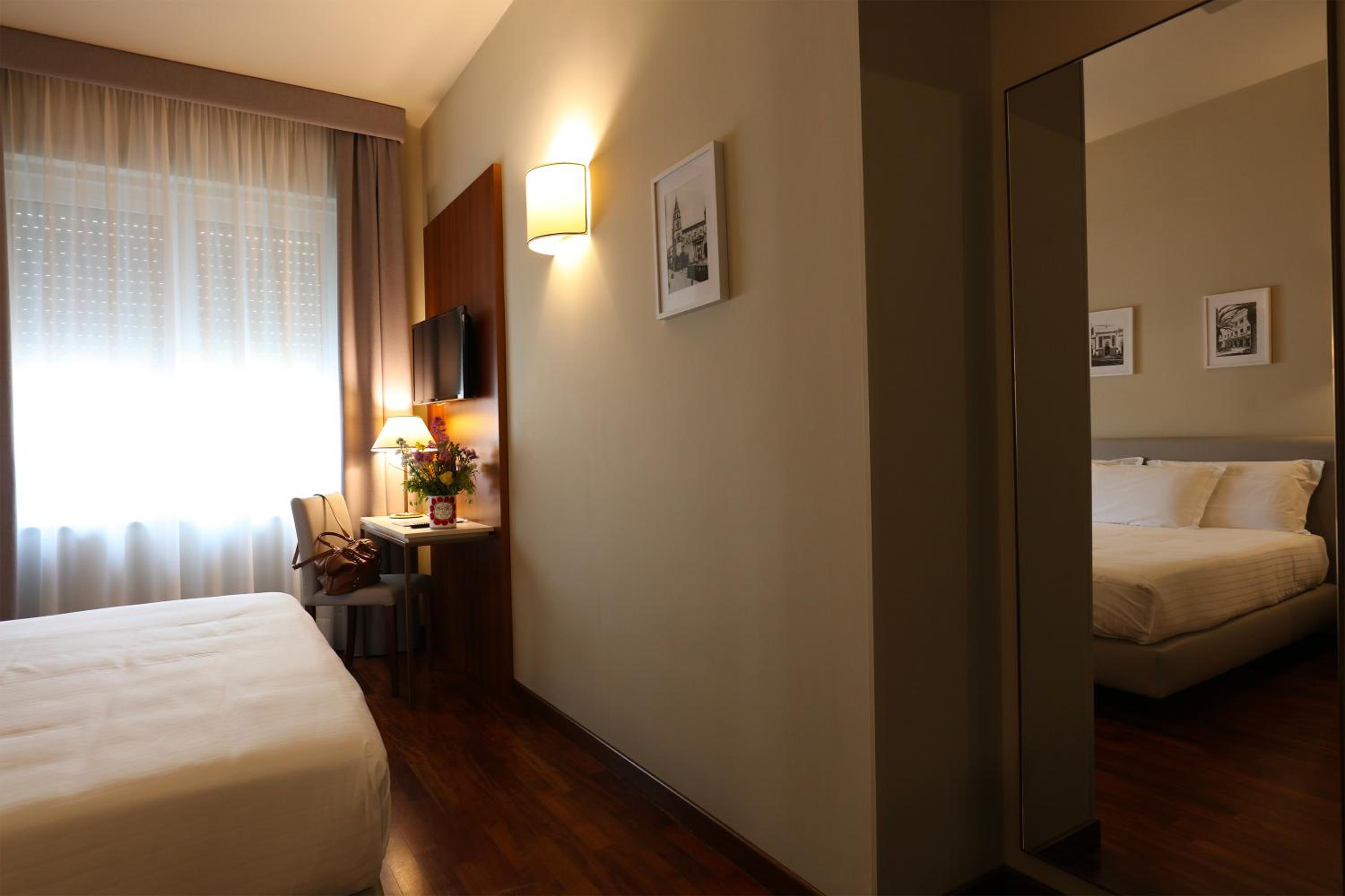 Classic Double or Twin Room with Internal View - Photo 3