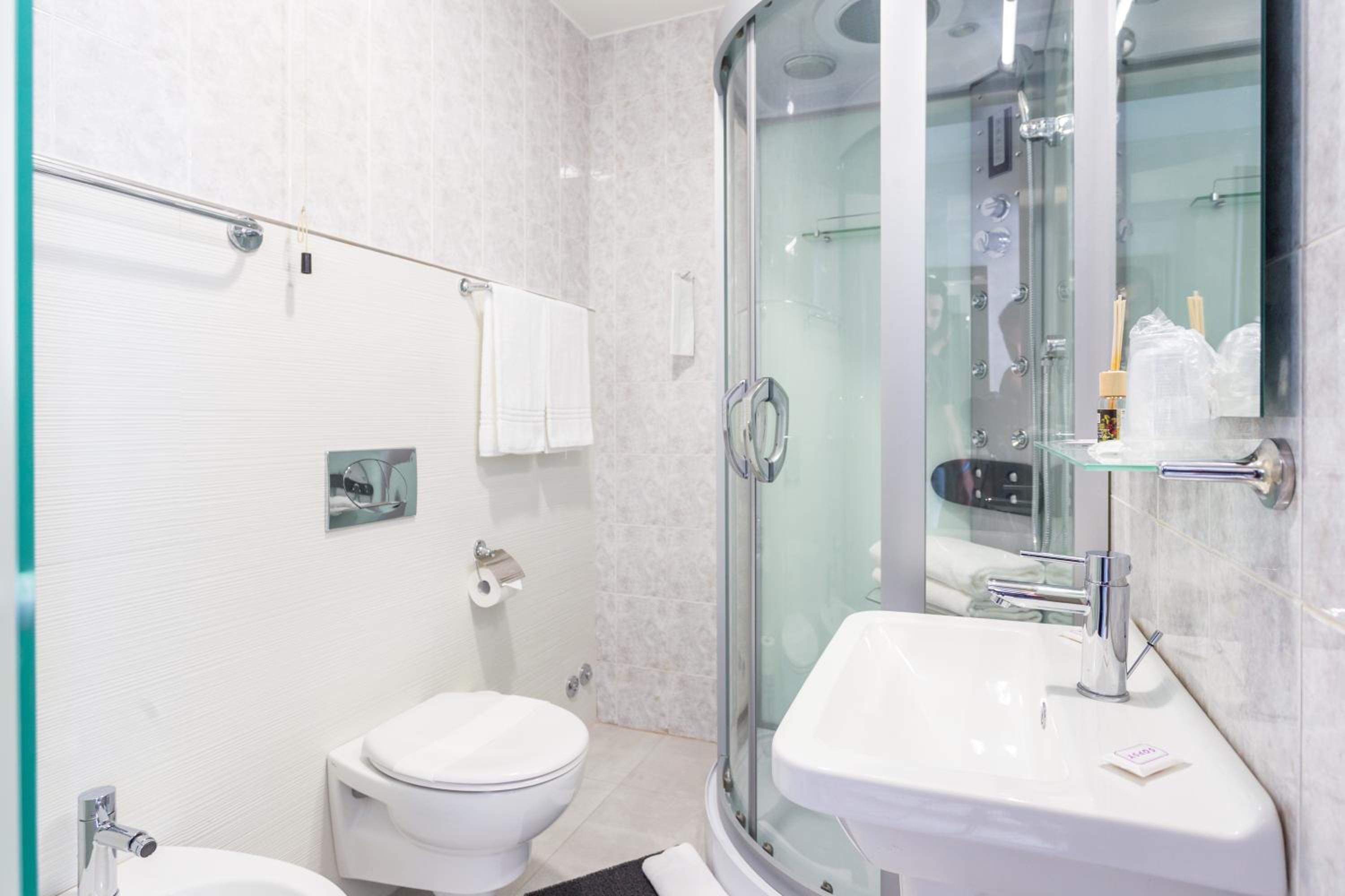 Twin Room with Private Bathroom - Photo 4