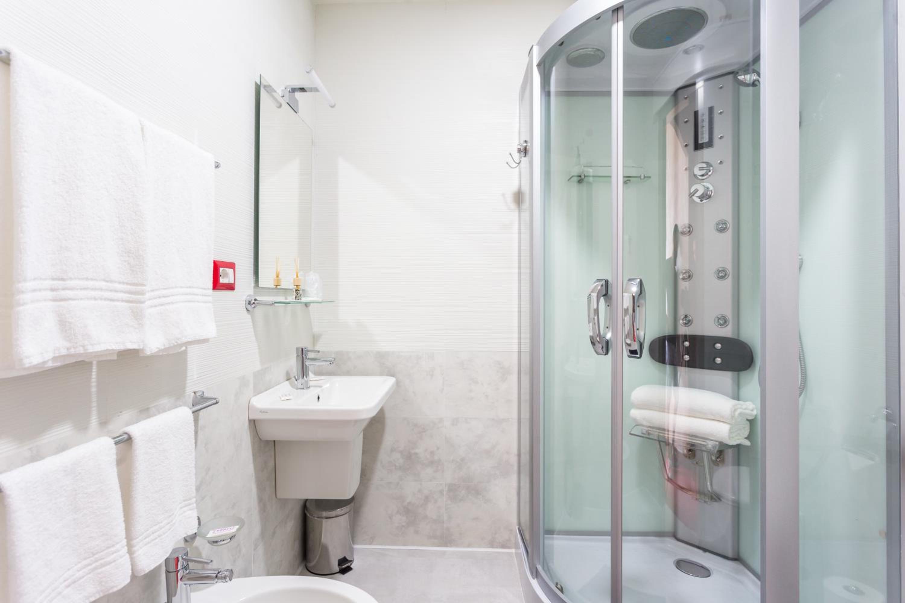 Twin Room with Private Bathroom - Photo 2