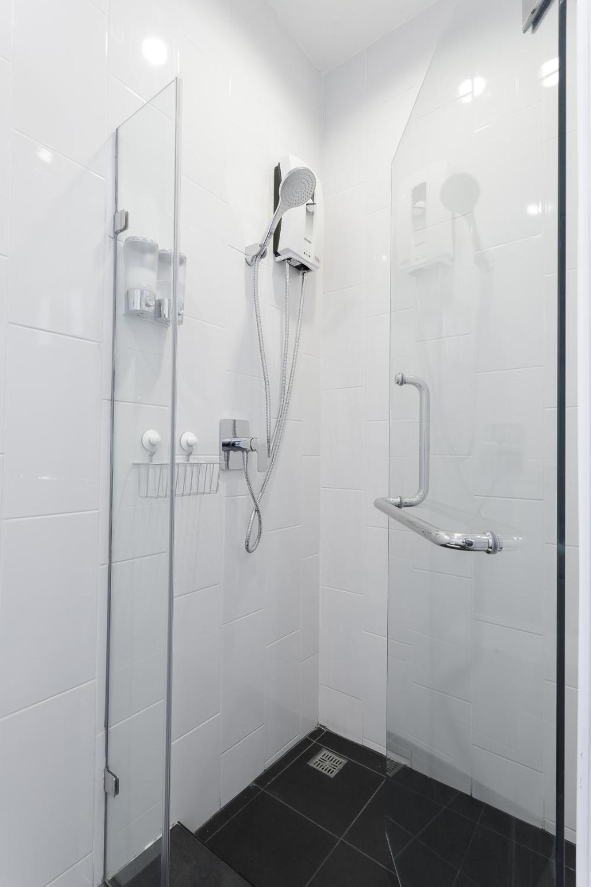 Deluxe King Room - Photo 10