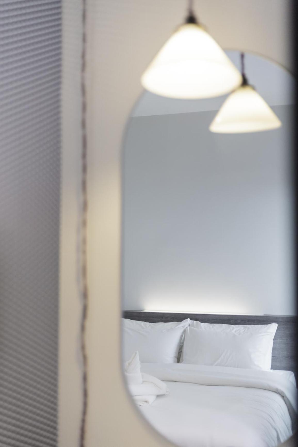 Deluxe King Room - Photo 9