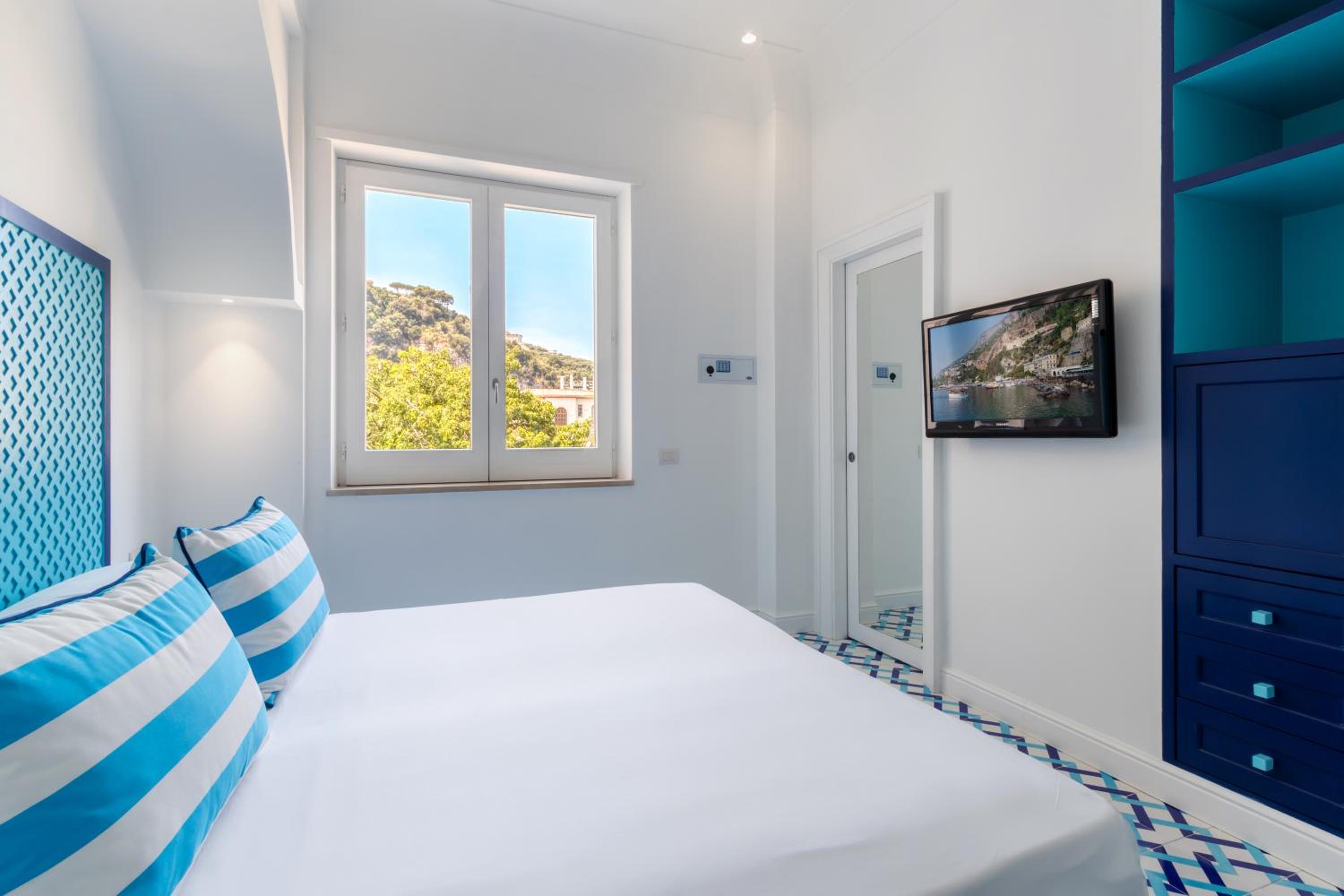 Double Room with Garden View - Photo 3